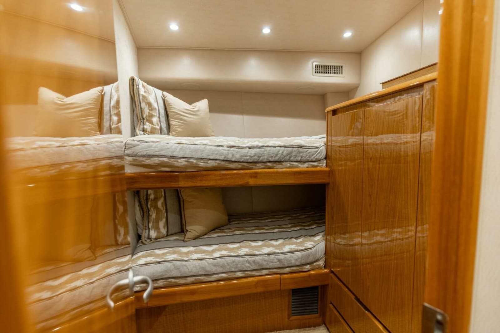 2013 Viking 76 Convertible - Photo 50