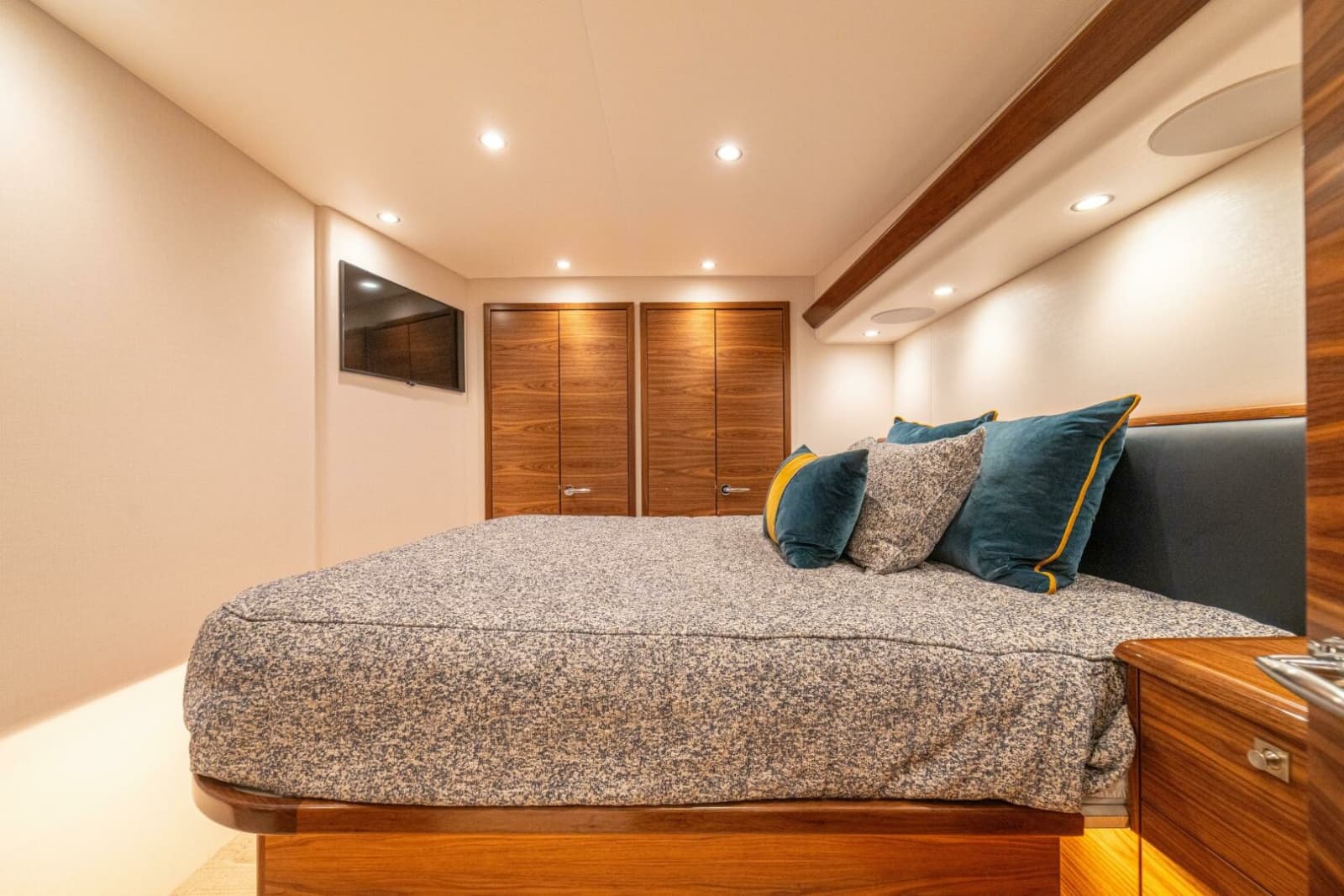 2025 Viking 58 Convertible - Photo 18