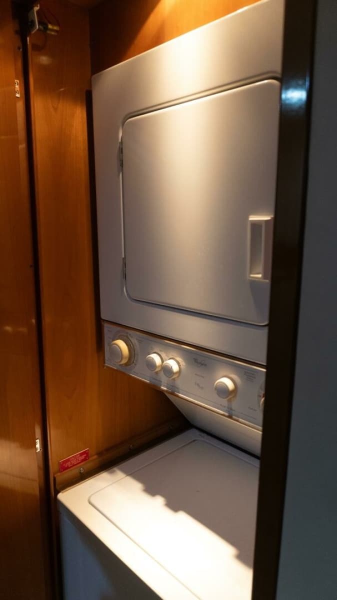 2001 Hatteras 60 Convertible - Photo 25