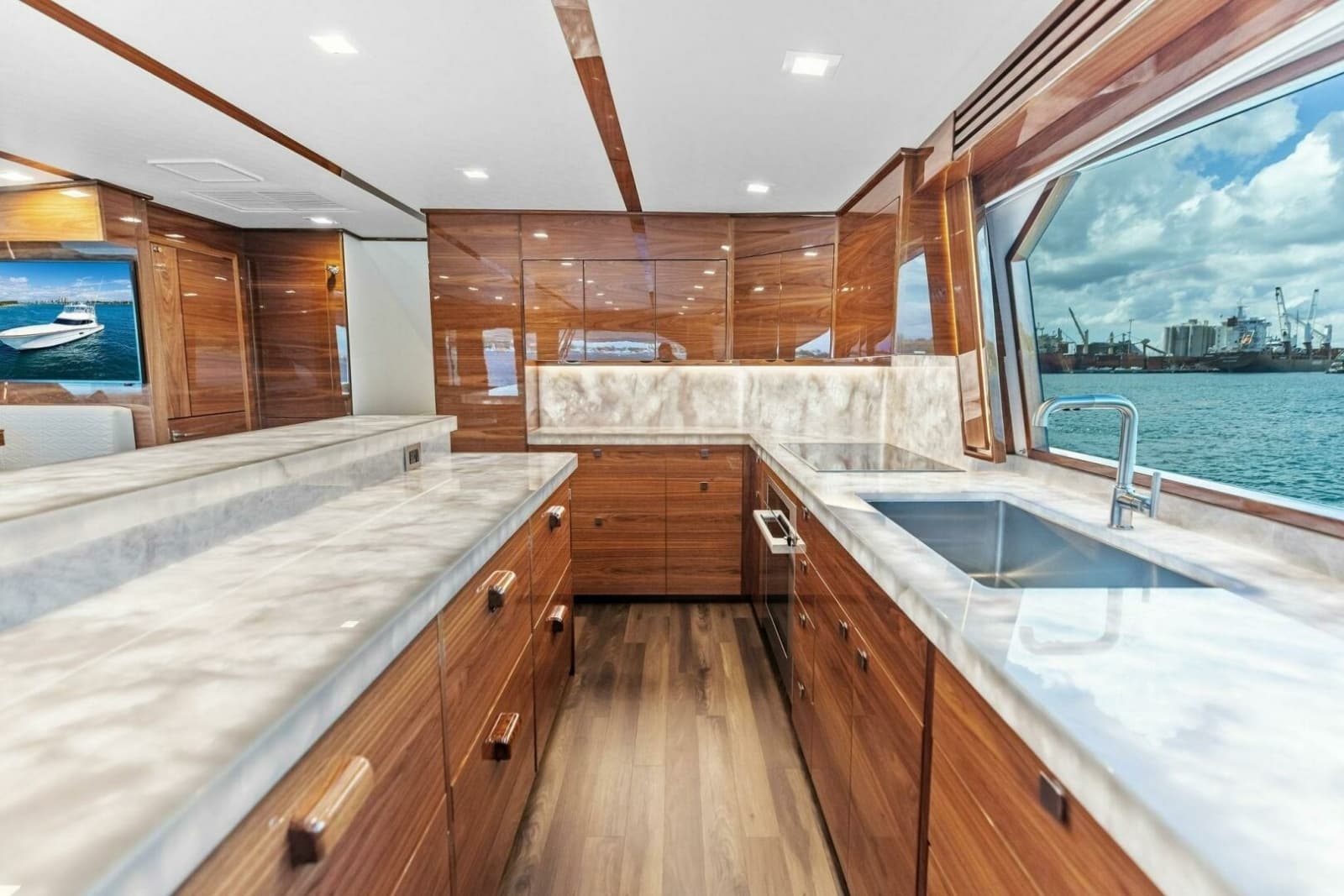 2026 Viking 82 Convertible - Photo 35