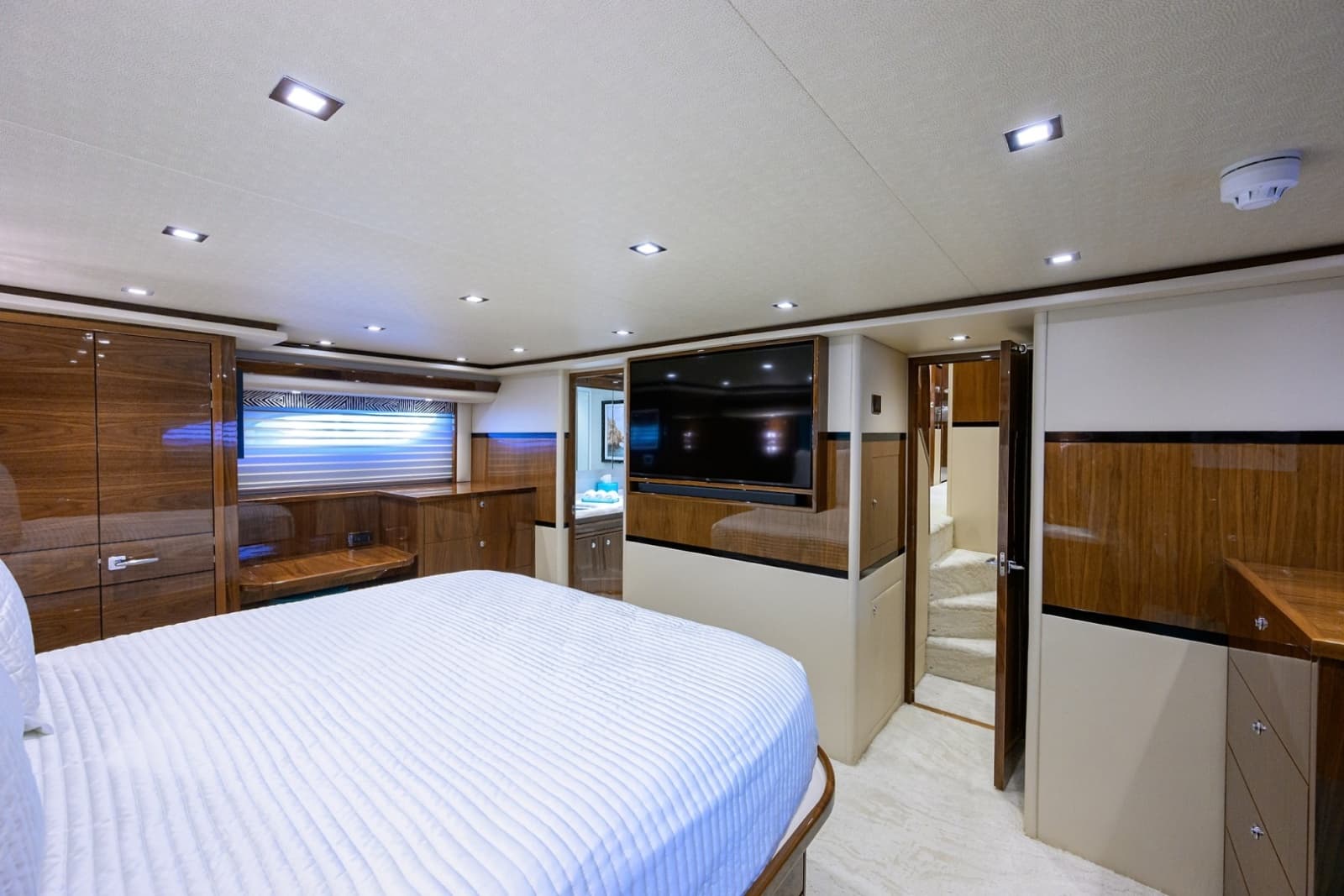 2023 Viking 80 Skybridge - Photo 15