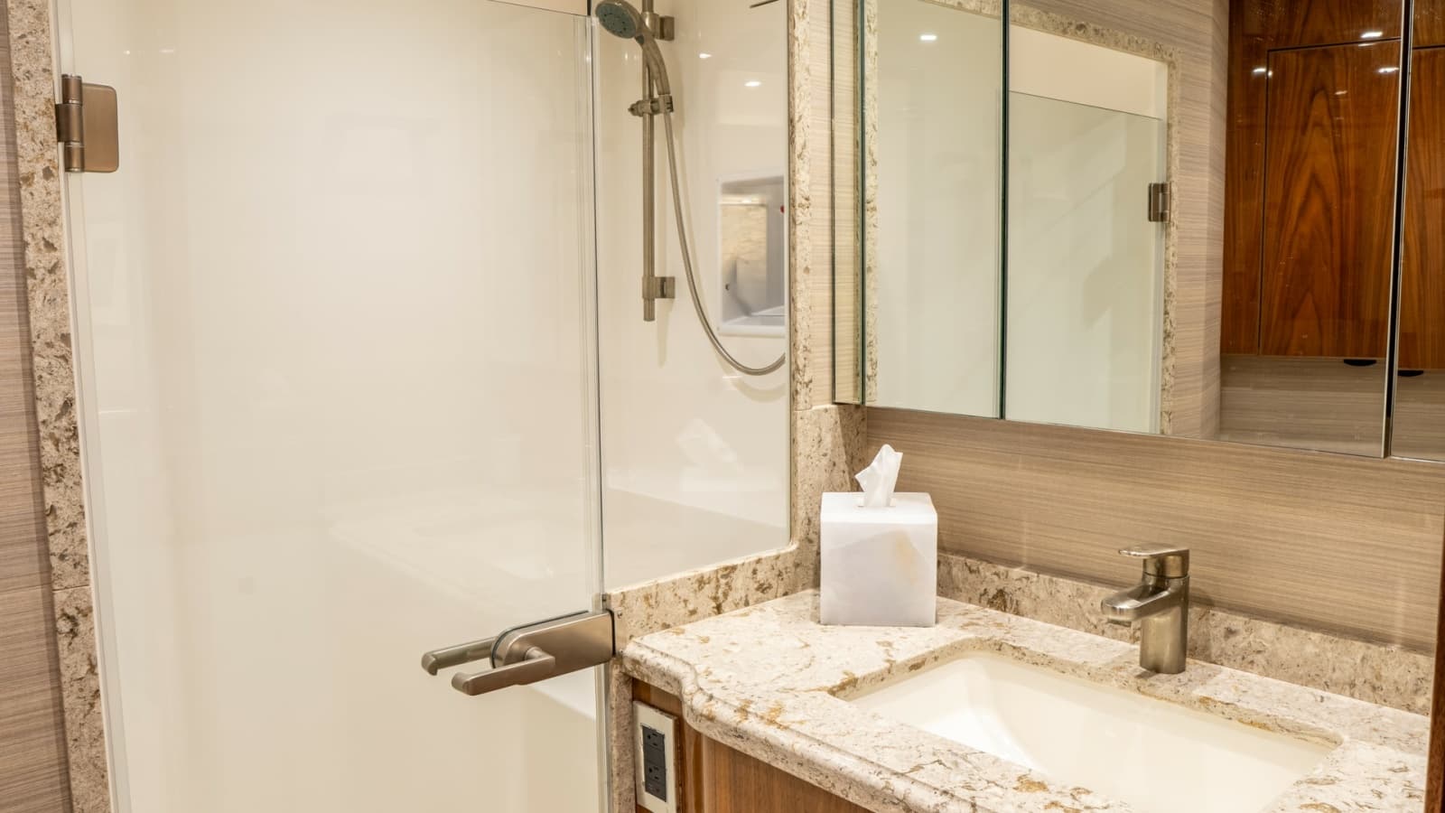 2020 Viking 92 Skybridge - Photo 28