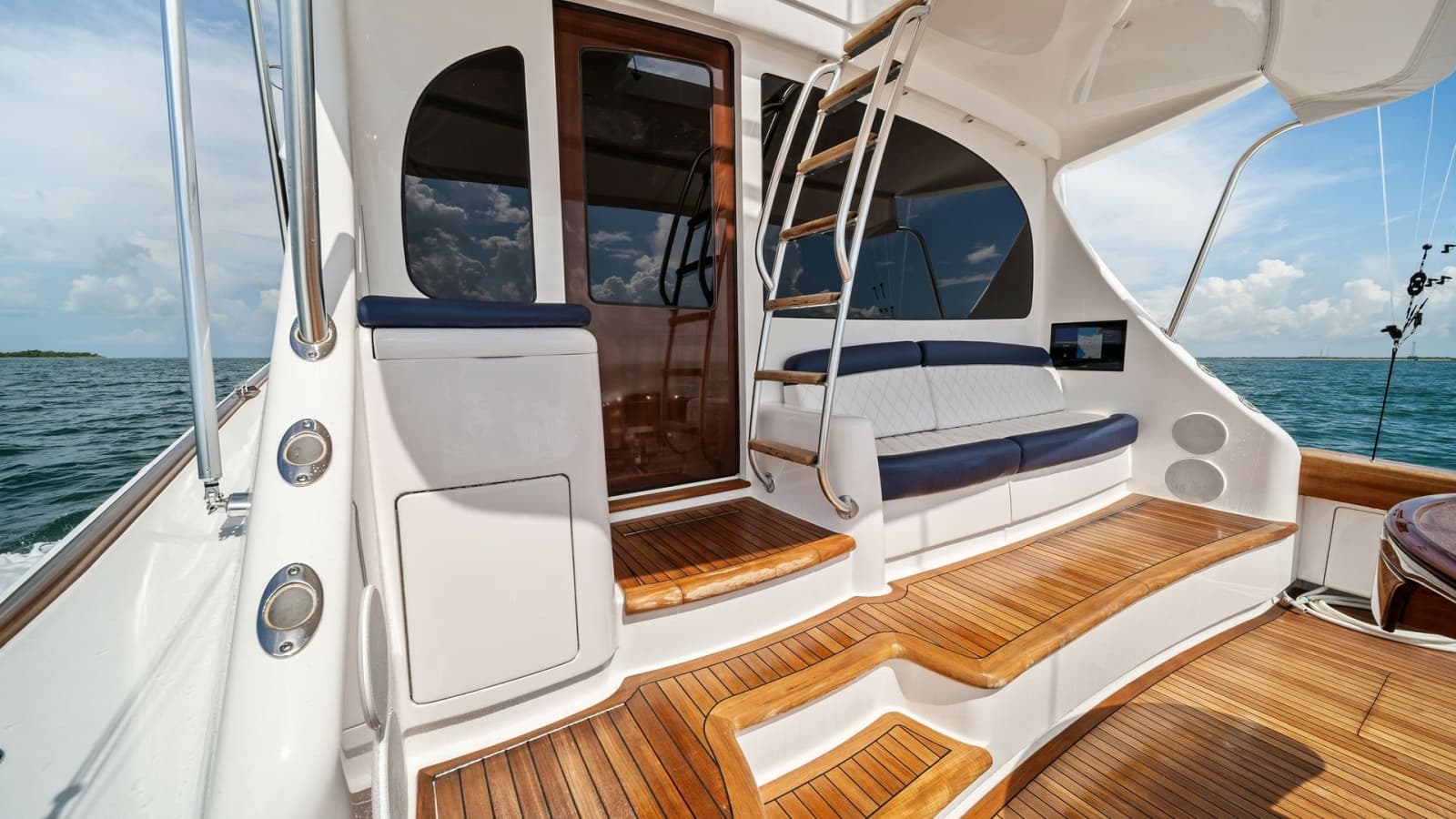 2024 Viking 64 Convertible - Photo 10