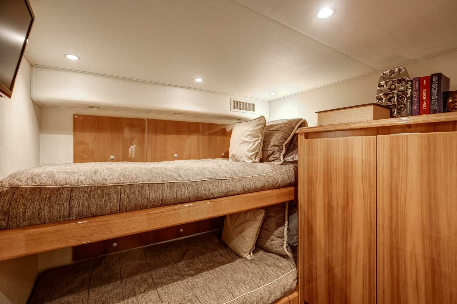 2015 Viking 70 Convertible - Photo 15