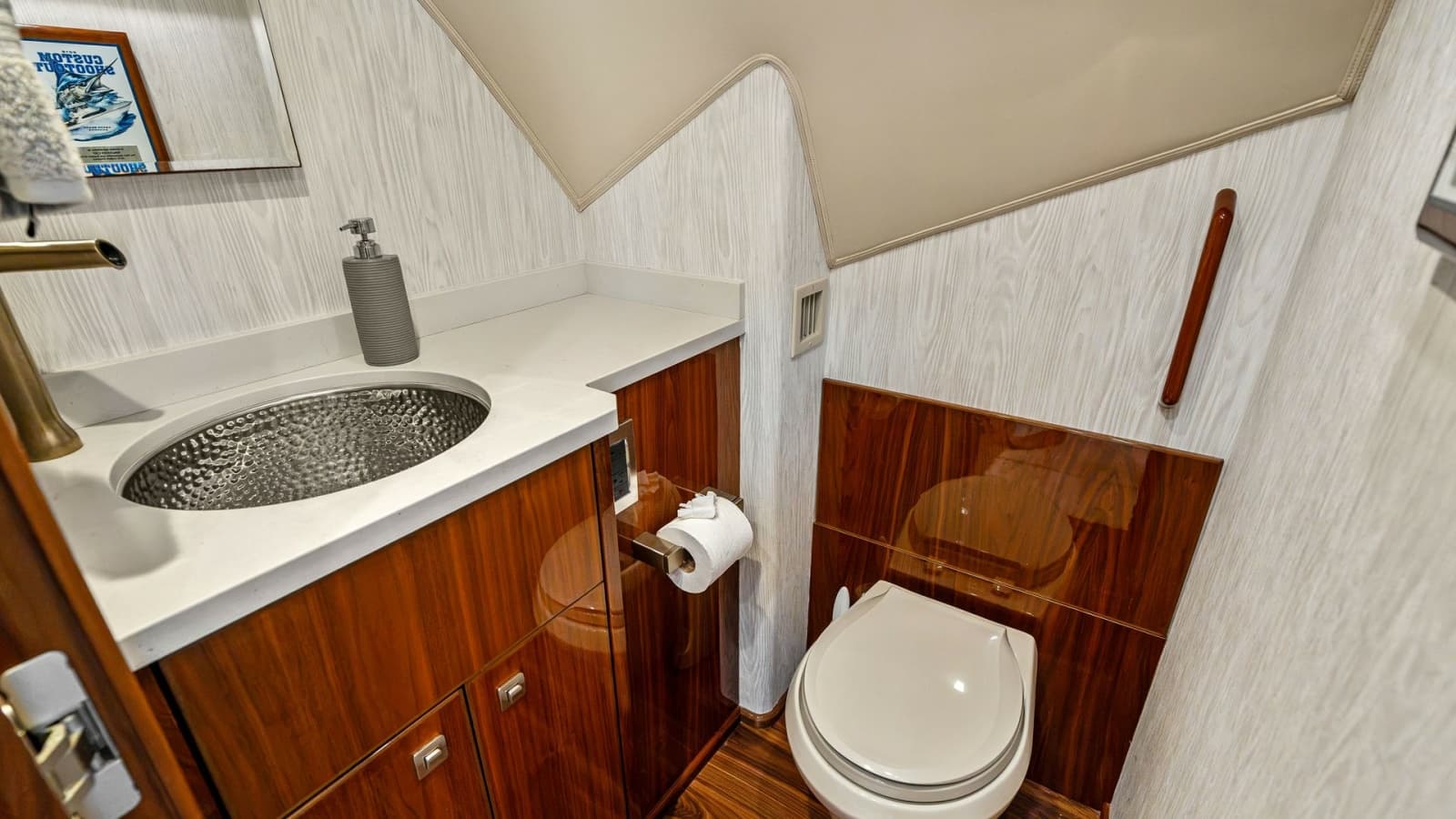 2016 Viking 80 Enclosed Bridge - Photo 24