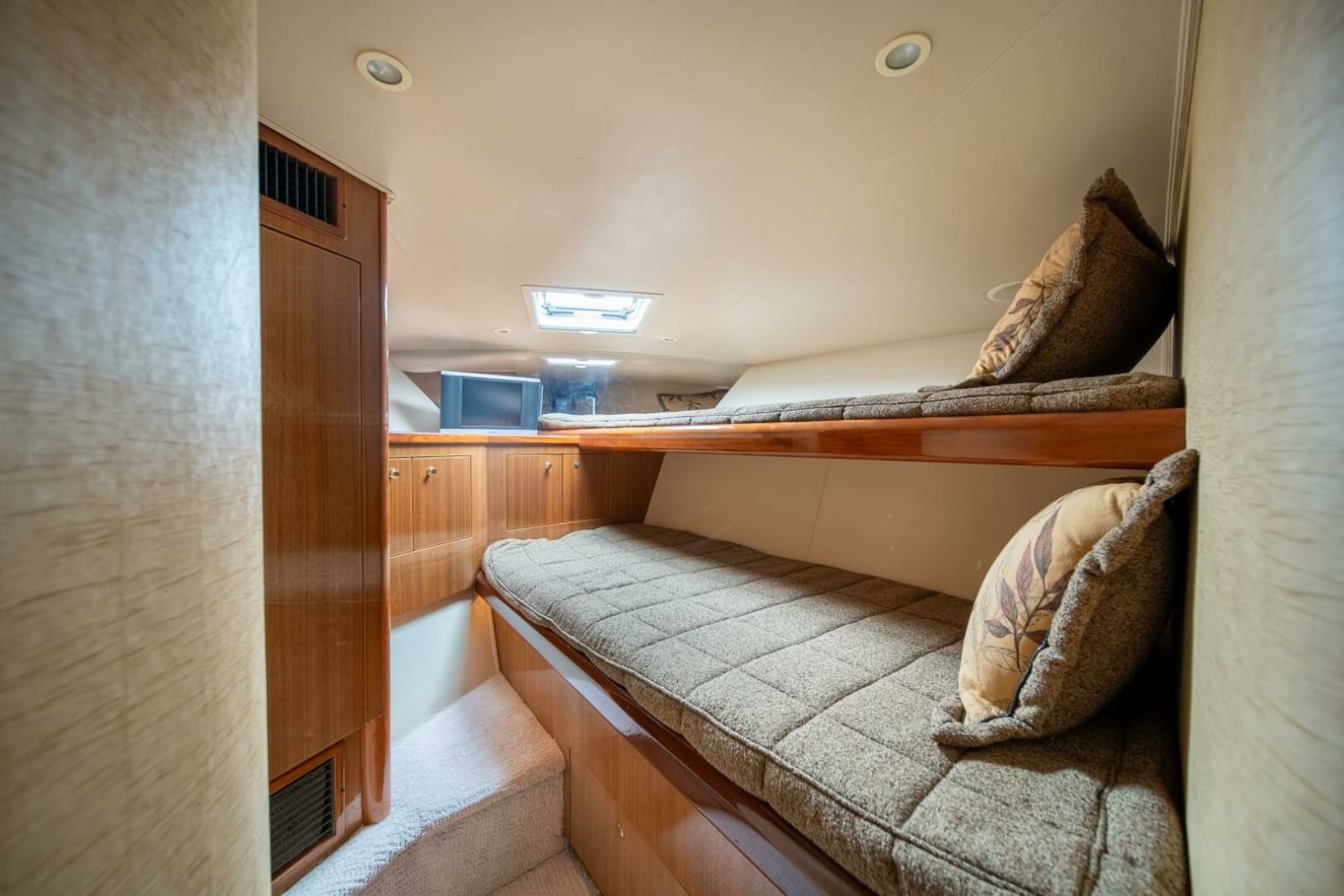 2006 Viking 52 Convertible - Photo 19