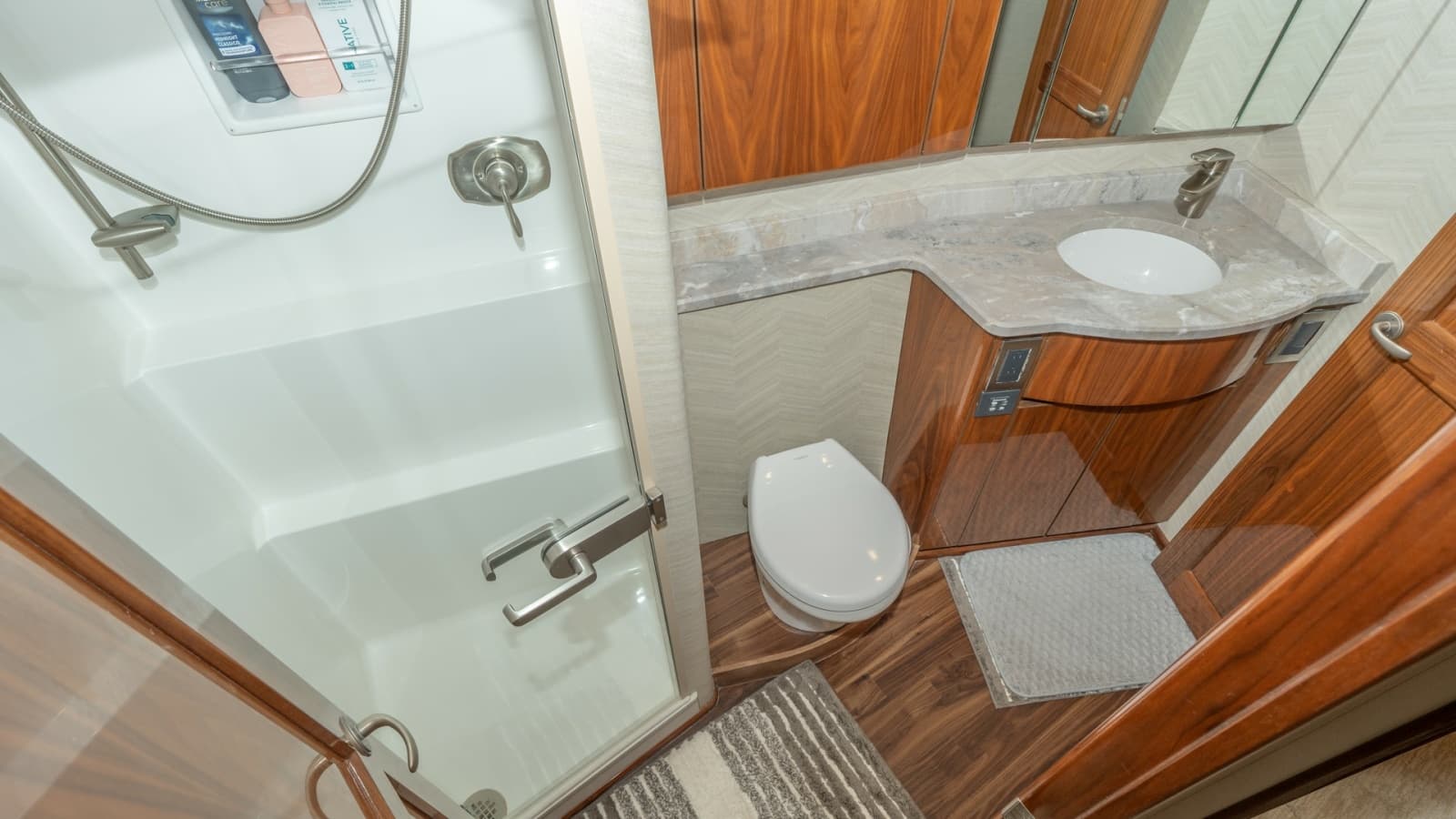 2017 Viking 55 Convertible - Photo 21