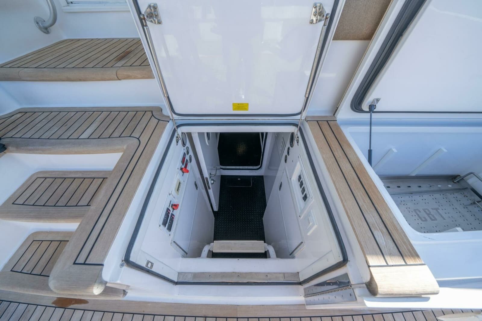 2006 Viking 68 Convertible - Photo 68