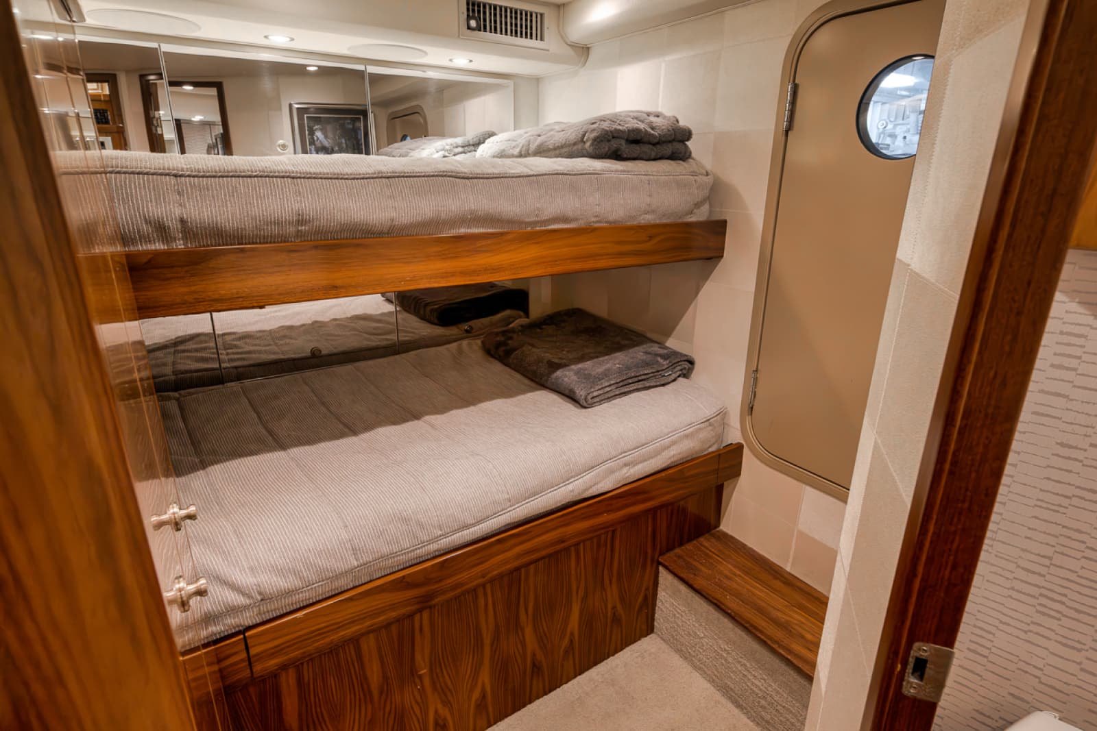 2020 Viking 68 Convertible - Photo 28
