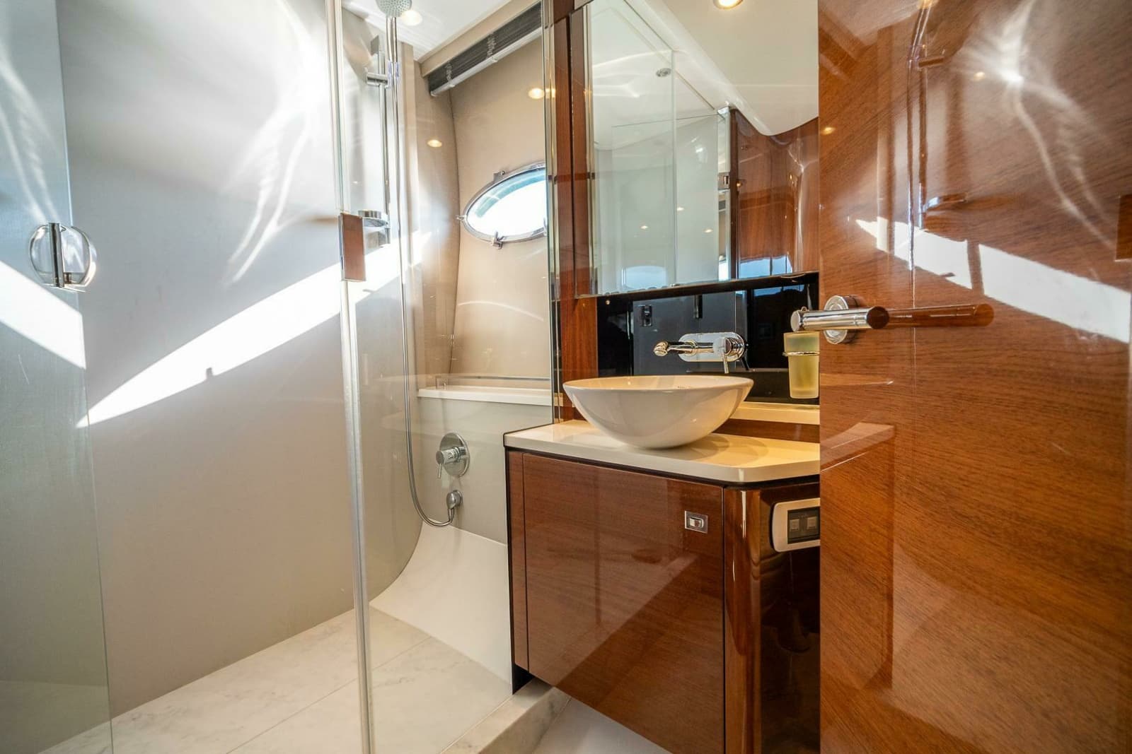 2016 Princess V48 - Photo 36