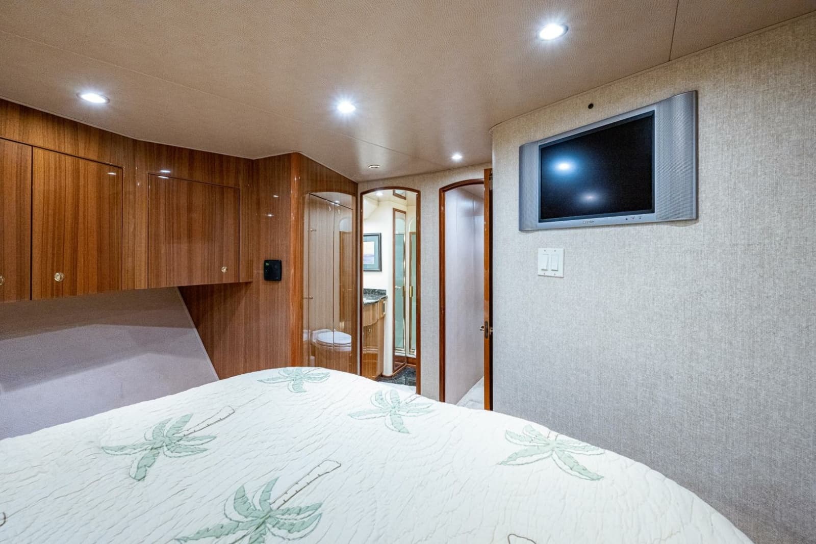 2005 Viking 74 Convertible - Photo 20