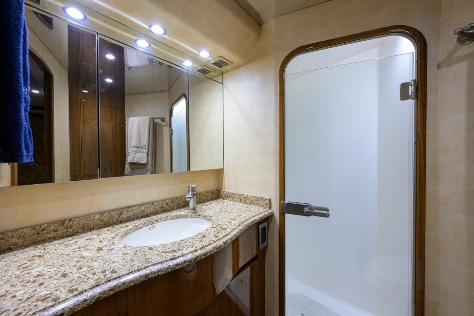 2014 Viking 70 Convertible - Photo 15