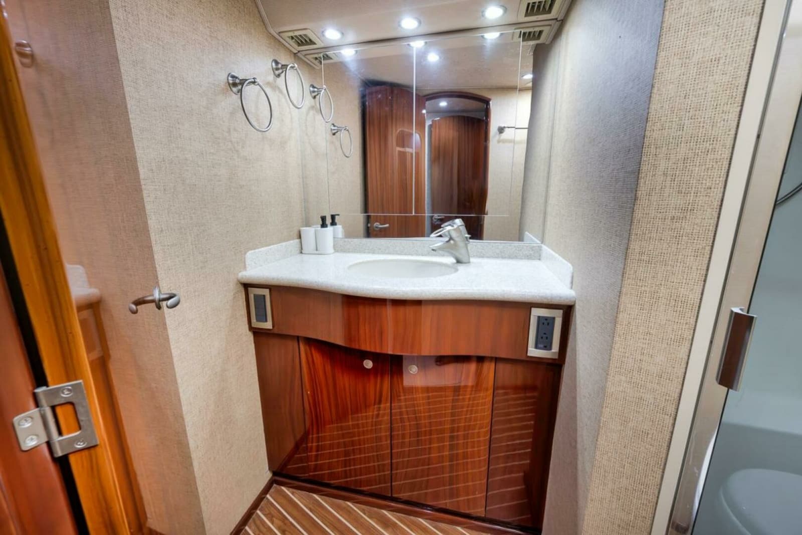 2007 Viking 52 Sport Coupe - Photo 38