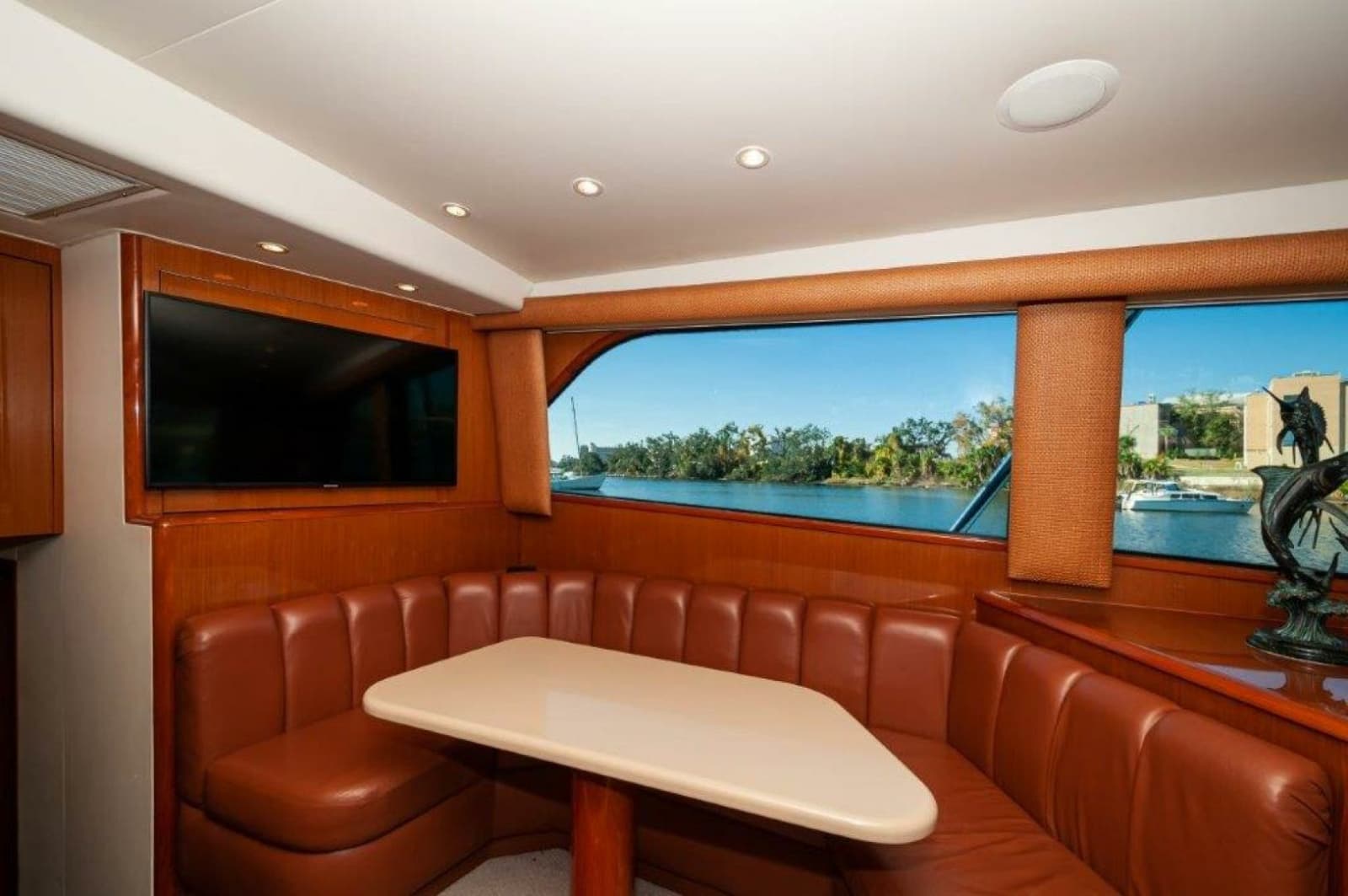2001 Viking 61 Convertible - Photo 9