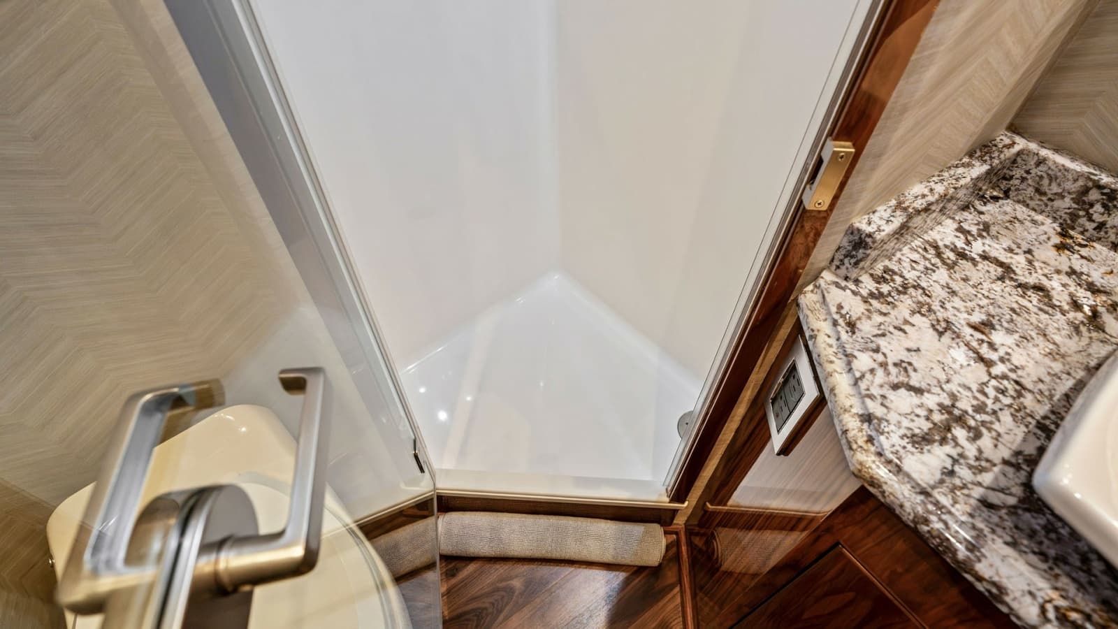 2016 Viking 80 Enclosed Bridge - Photo 82