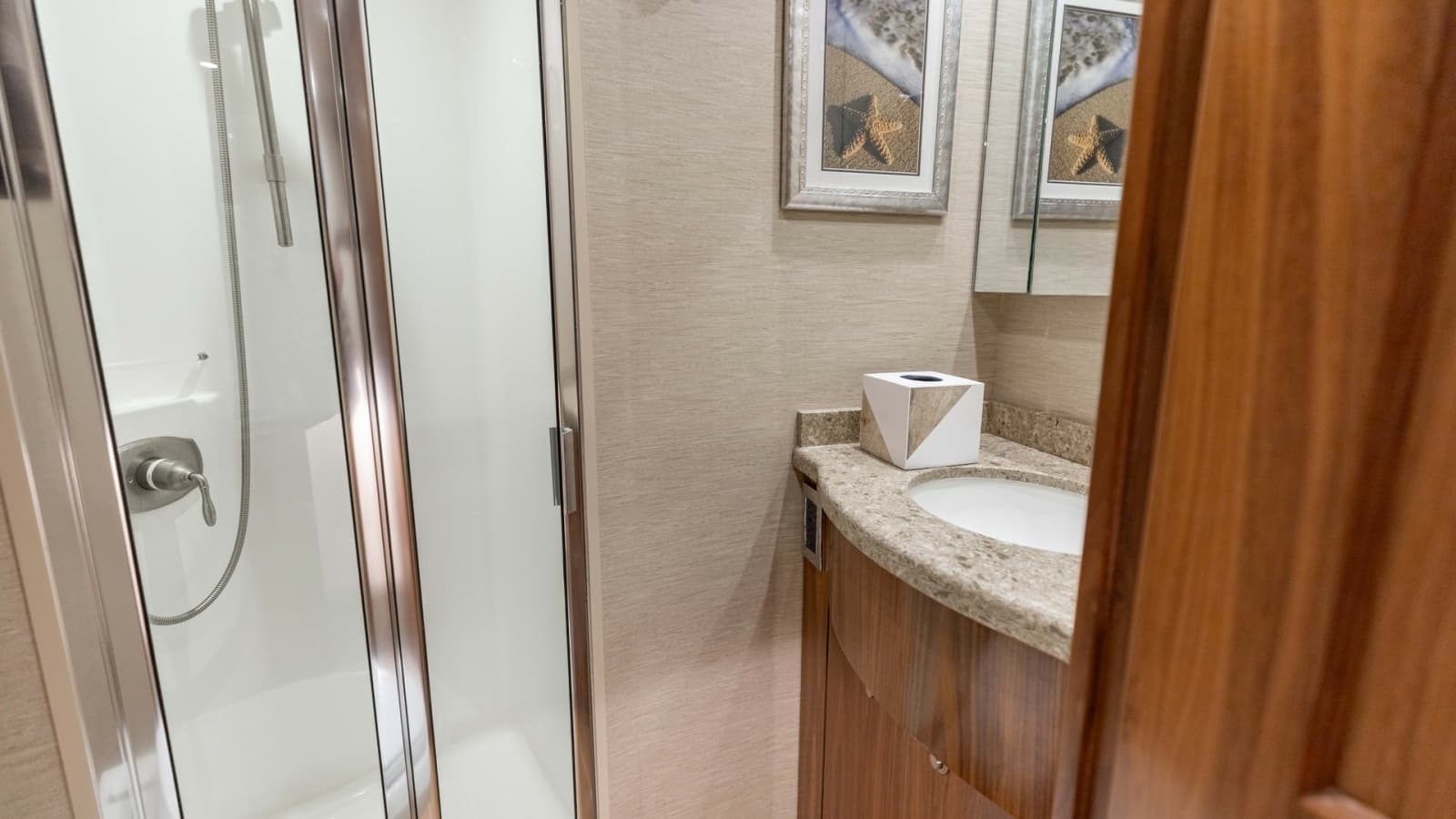 2020 Viking 62 Convertible - Photo 31