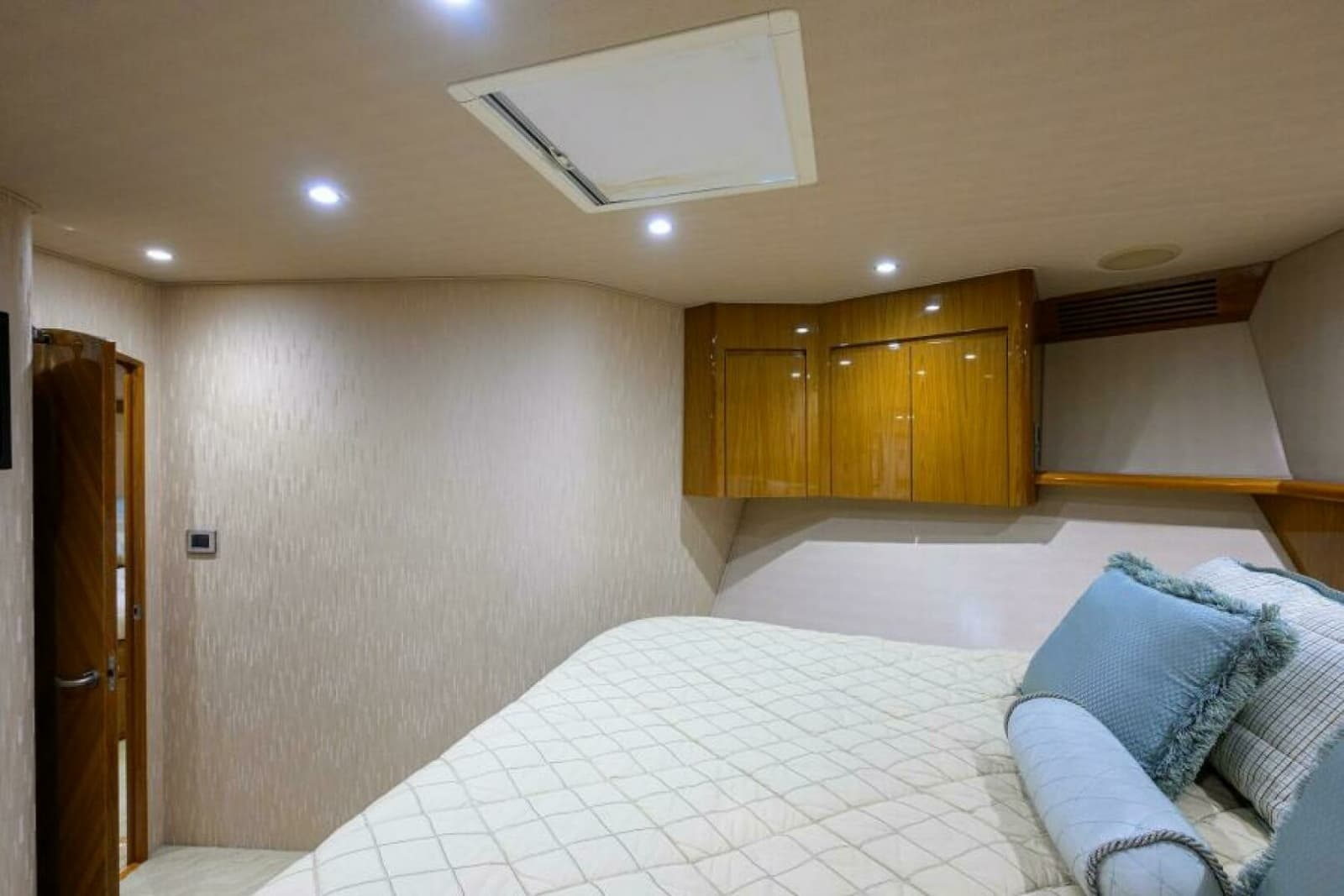 2013 Viking 82 Convertible - Photo 18