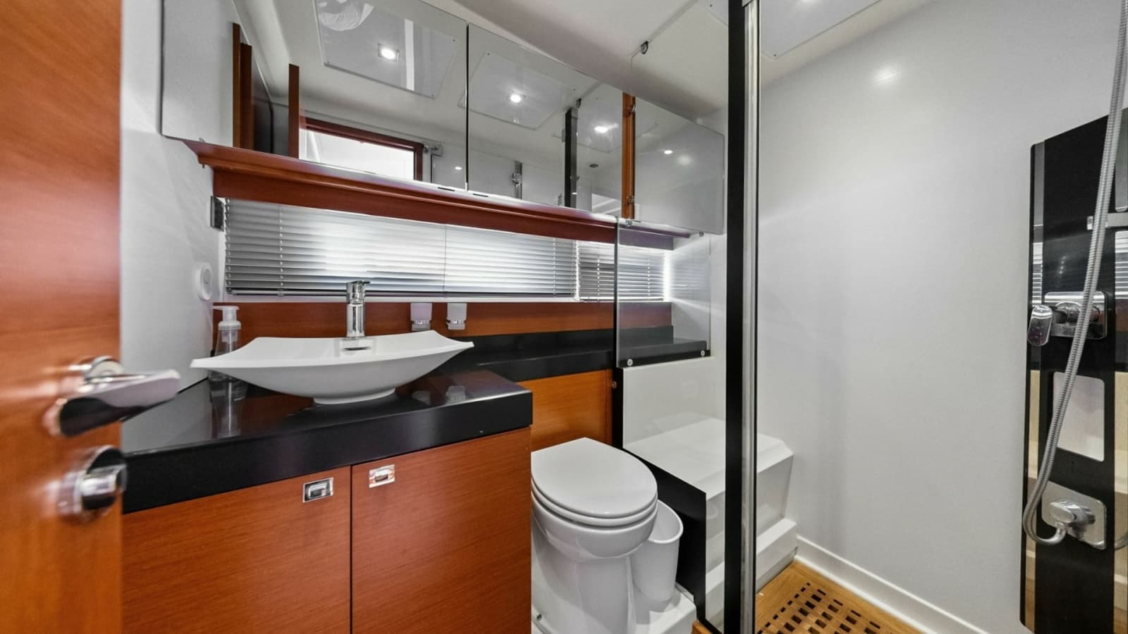 2015 Prestige 550 - Photo 55