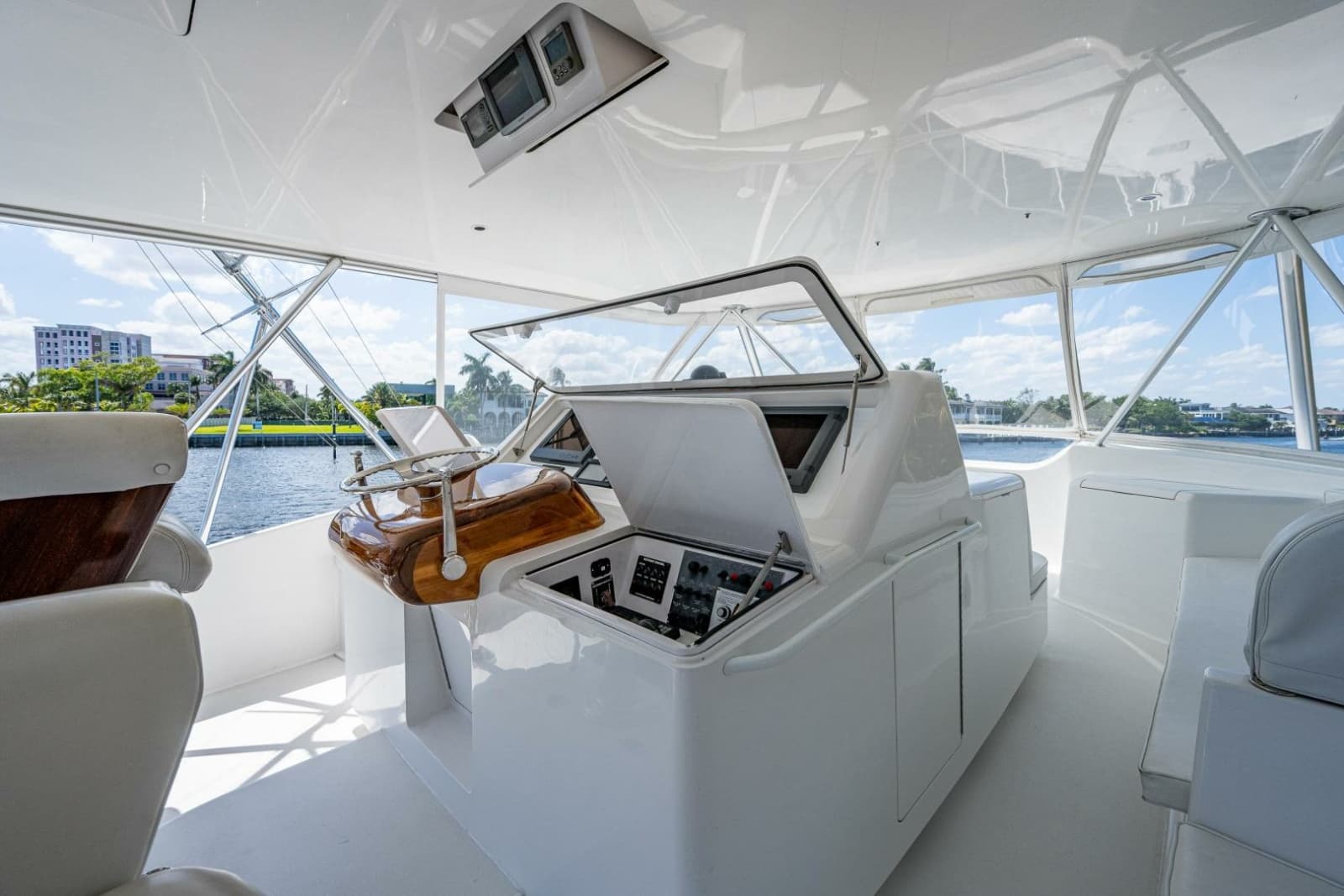 2005 Viking 74 Convertible - Photo 34
