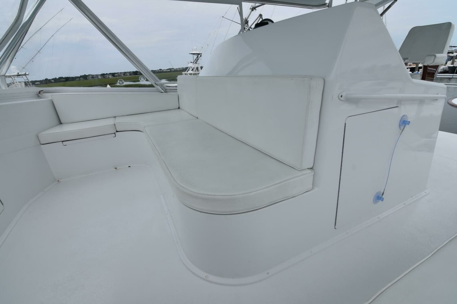 1999 Viking 58 Convertible - Photo 36