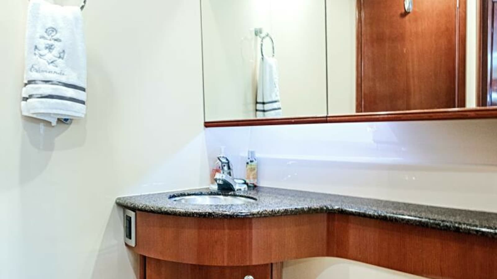 2006 Meridian 391 Sedan - Photo 17