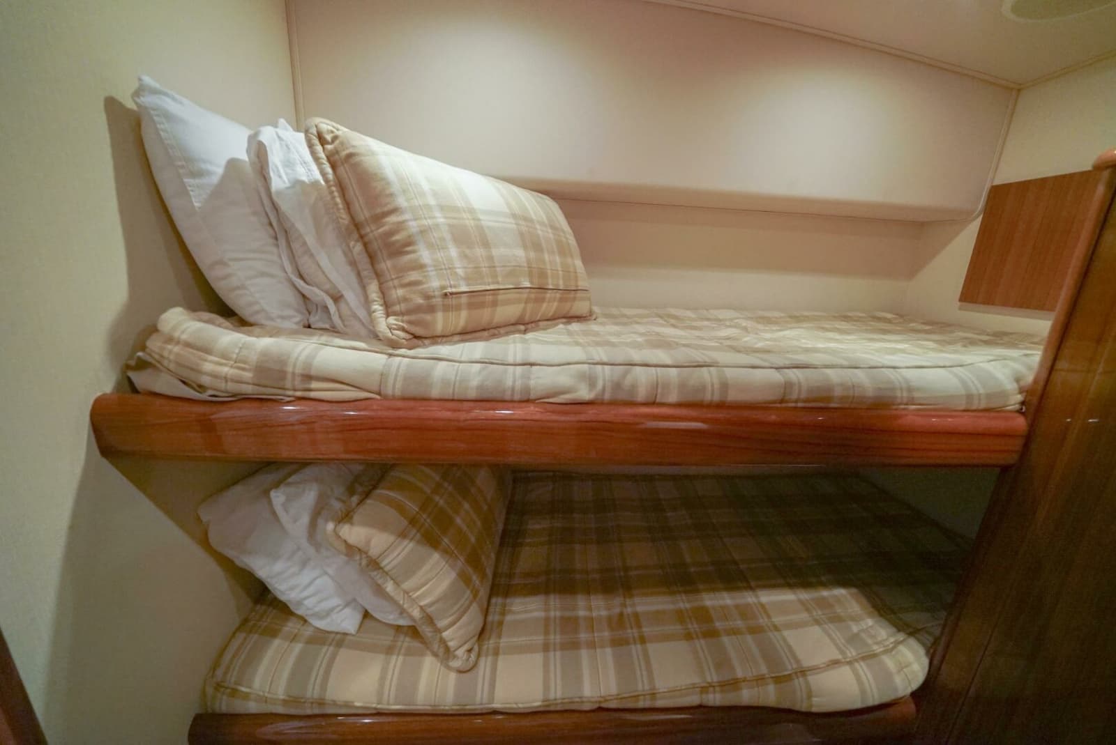 2007 Viking 45 Convertible - Photo 20