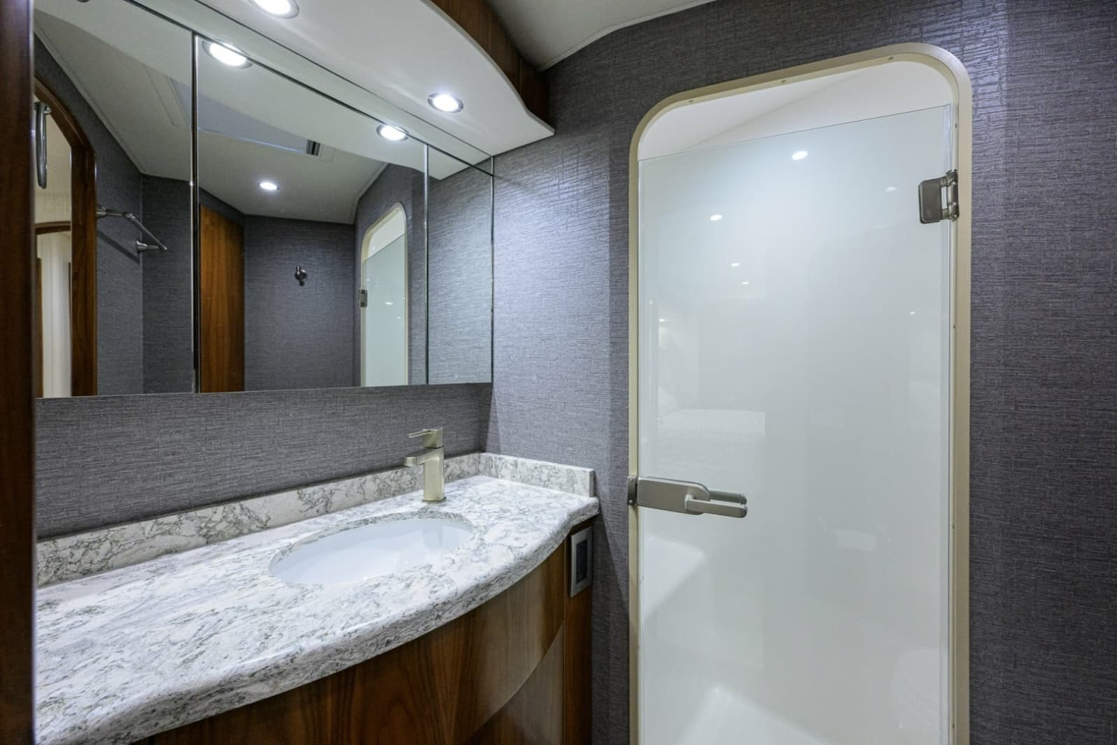 2021 Viking 58 Convertible - Photo 11