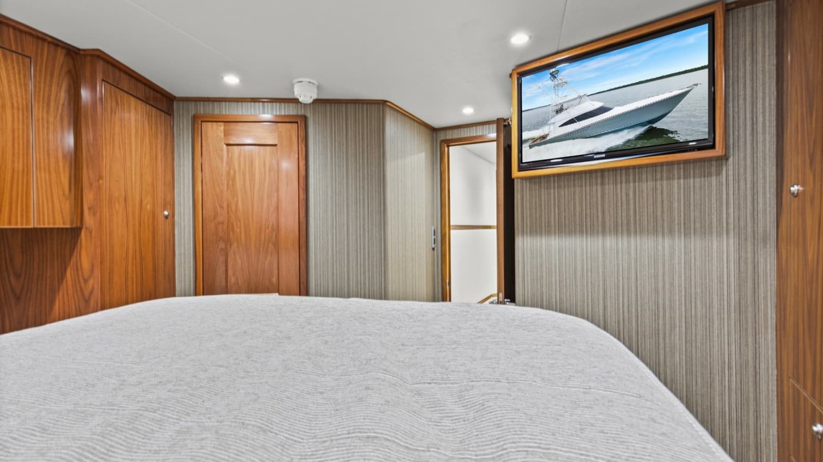 2020 Viking 68 Convertible - Photo 22