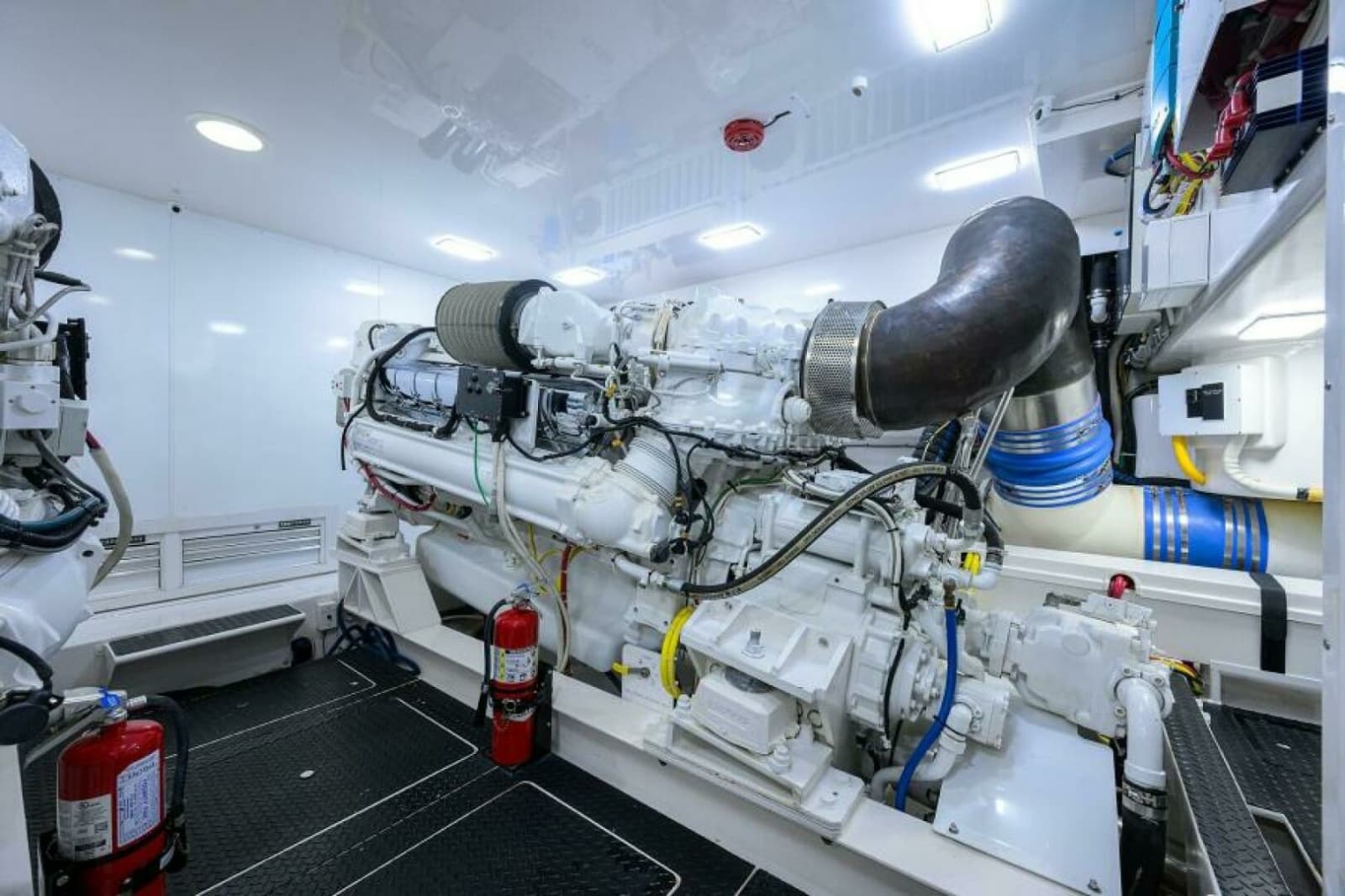 2013 Viking 82 Convertible - Photo 49
