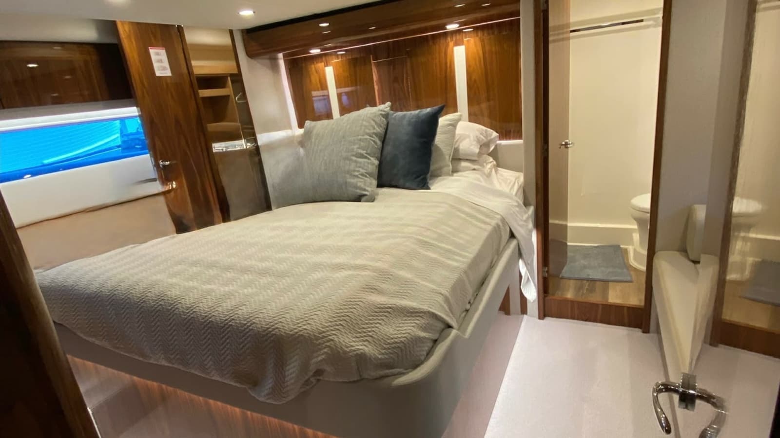 2021 Riviera 57 Enclosed Bridge - Photo 22