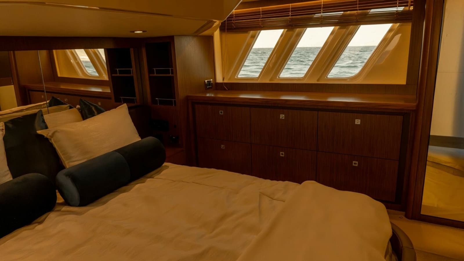 2017 Sea Ray 51 Flybridge - Photo 19