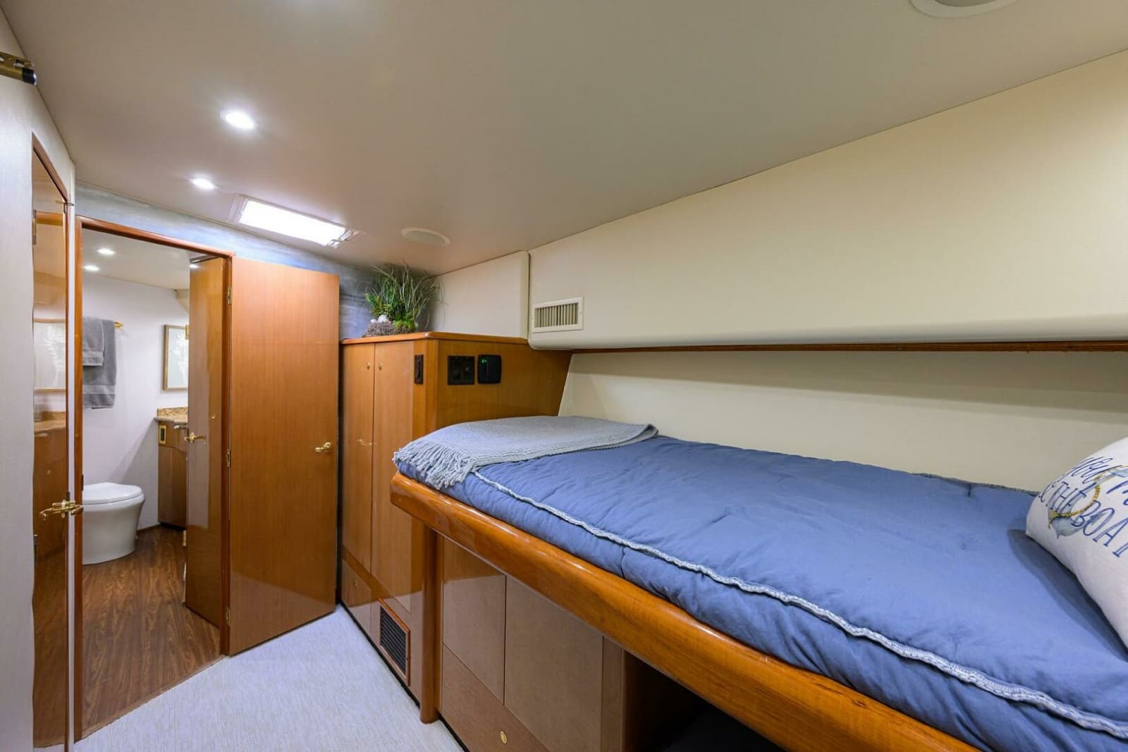 2004 Viking 56 Convertible - Photo 66