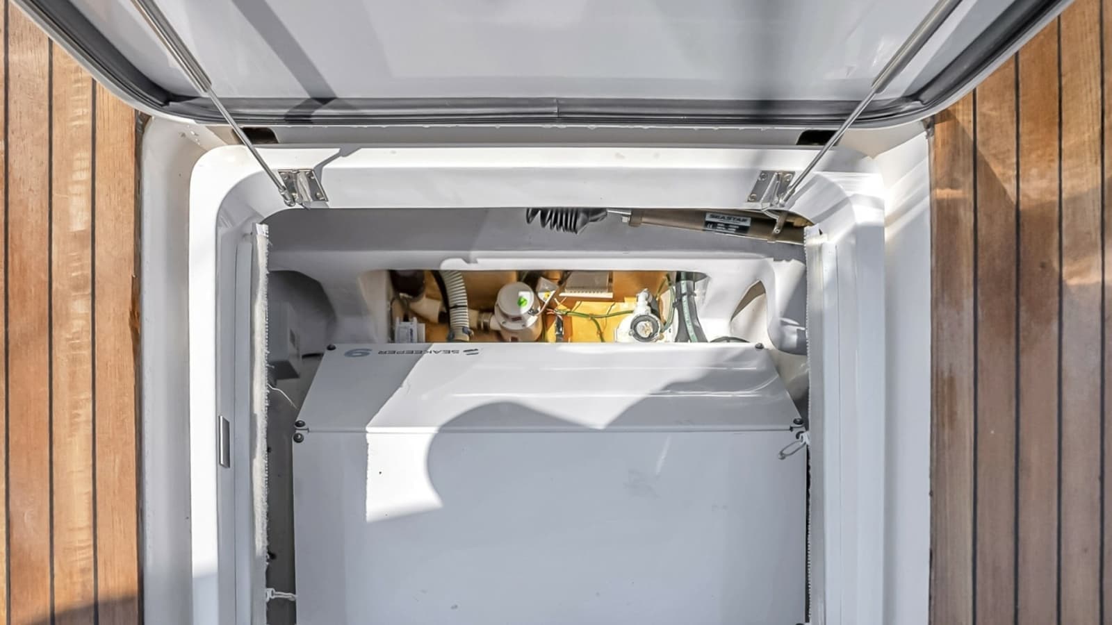 2021 Viking 48 Convertible - Photo 38