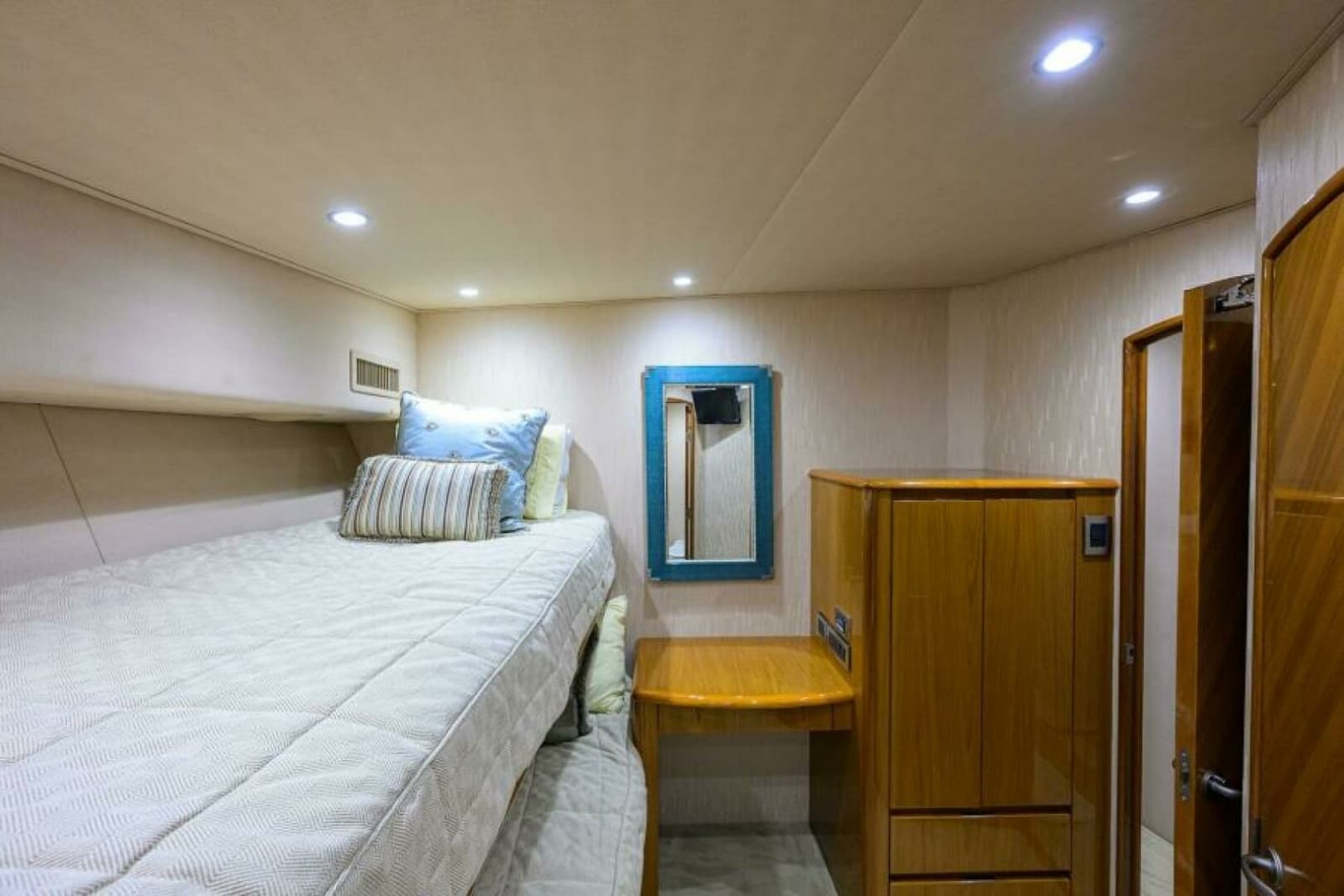 2013 Viking 82 Convertible - Photo 28
