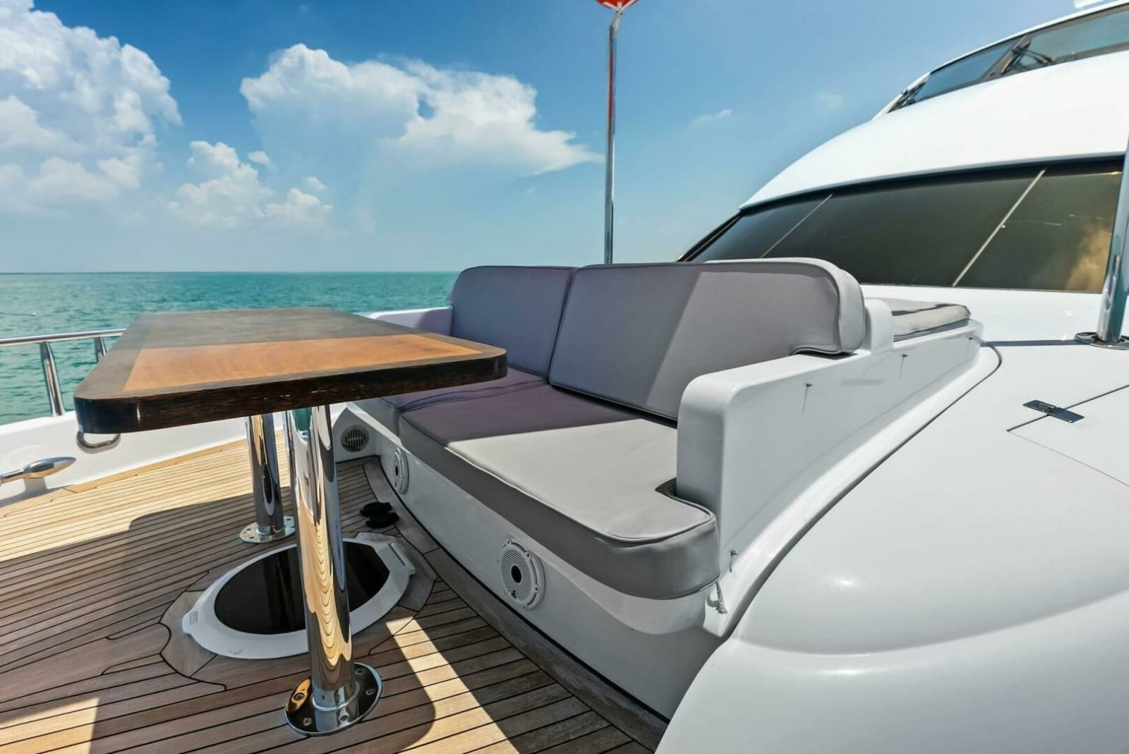 2006 Lazzara Yachts 84 Skylounge - Photo 23