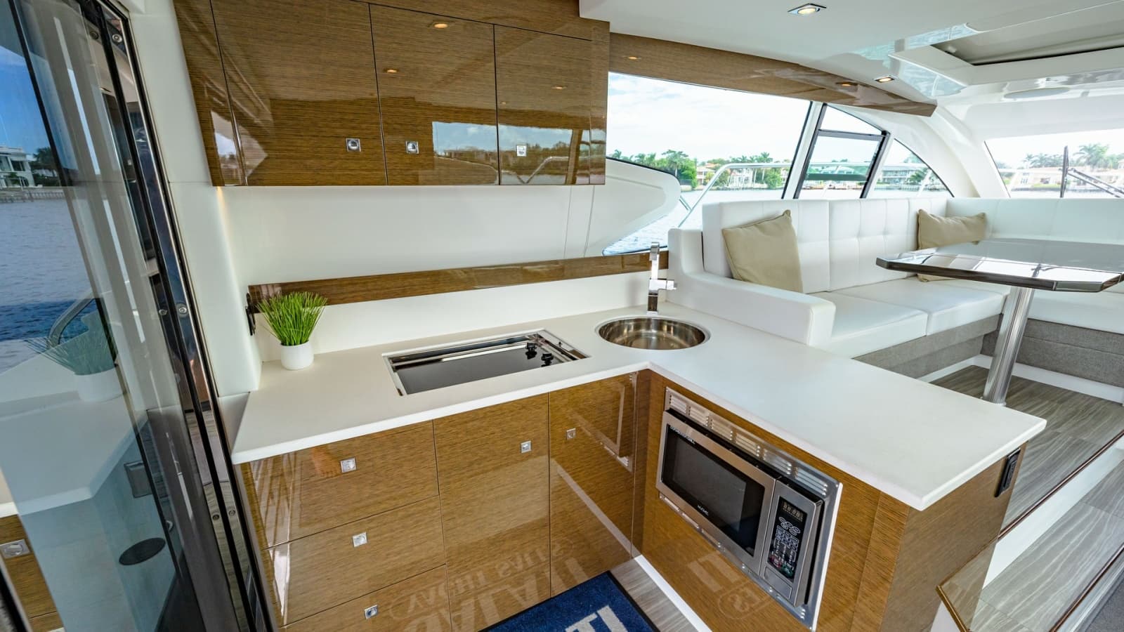 2019 Cruisers Yachts Cantius 46 - Photo 11