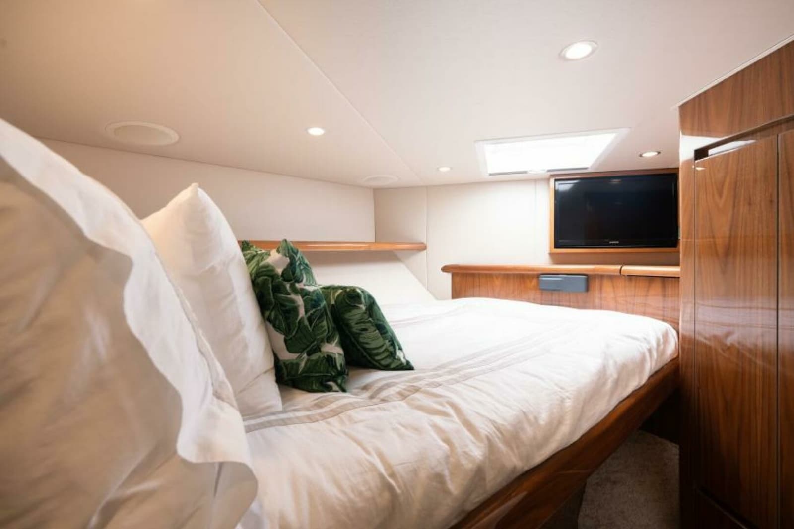 2019 Viking 48 Convertible - Photo 16