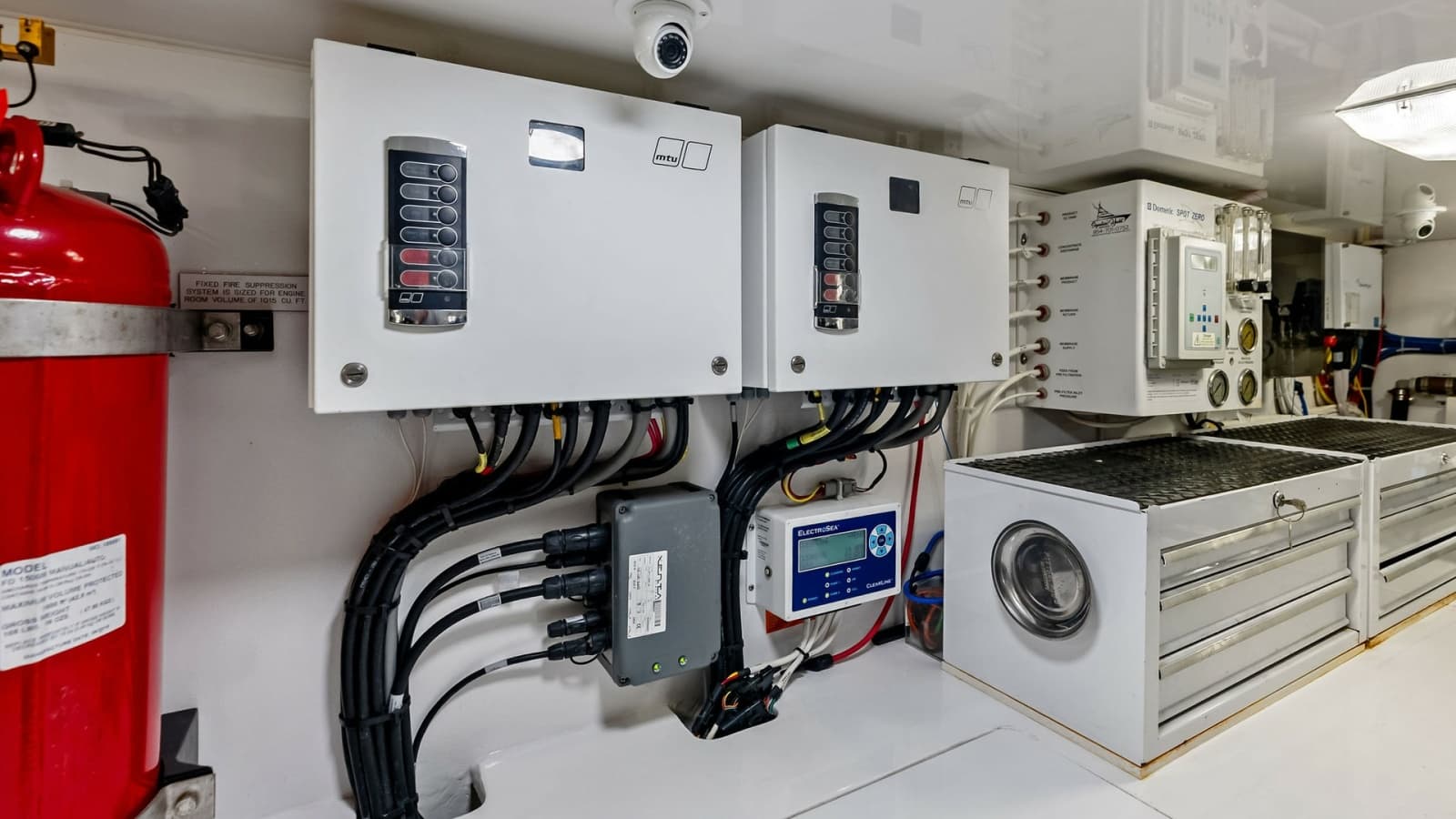 2018 Viking 62 Convertible - Photo 64