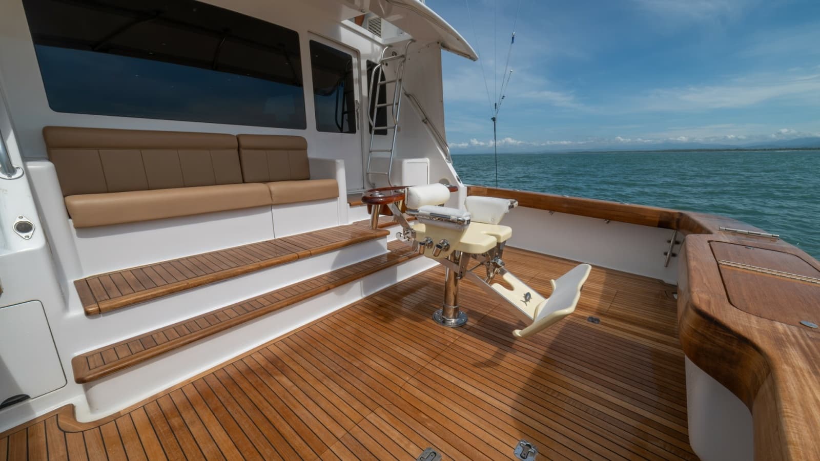 2002 Viking 61 Convertible - Photo 37