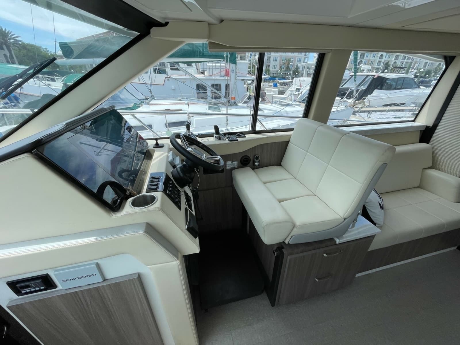 2022 Regal 38 Grand Coupe - Photo 18