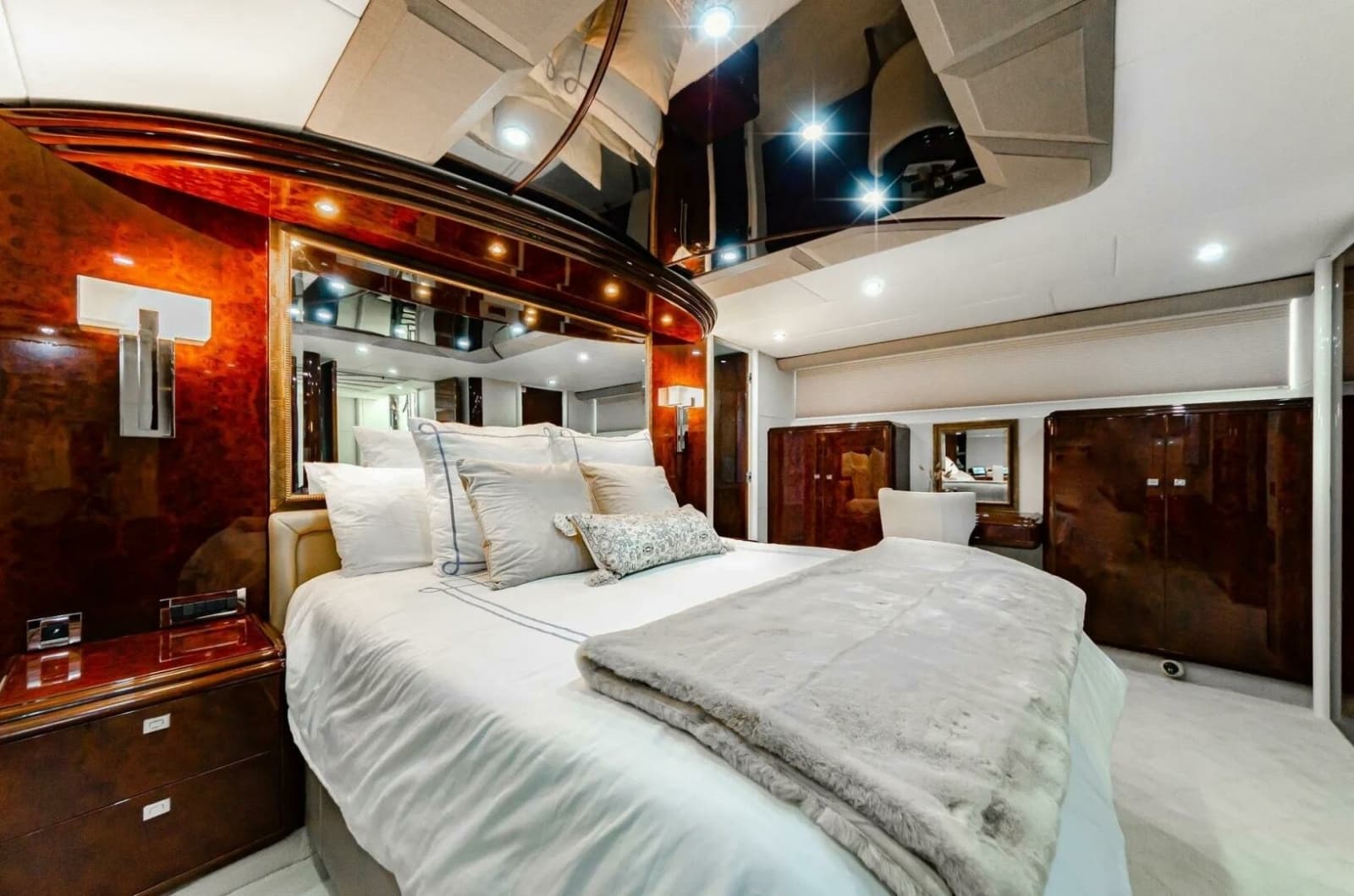 2001 Lazzara Yachts 94 Motor Yacht - Photo 57