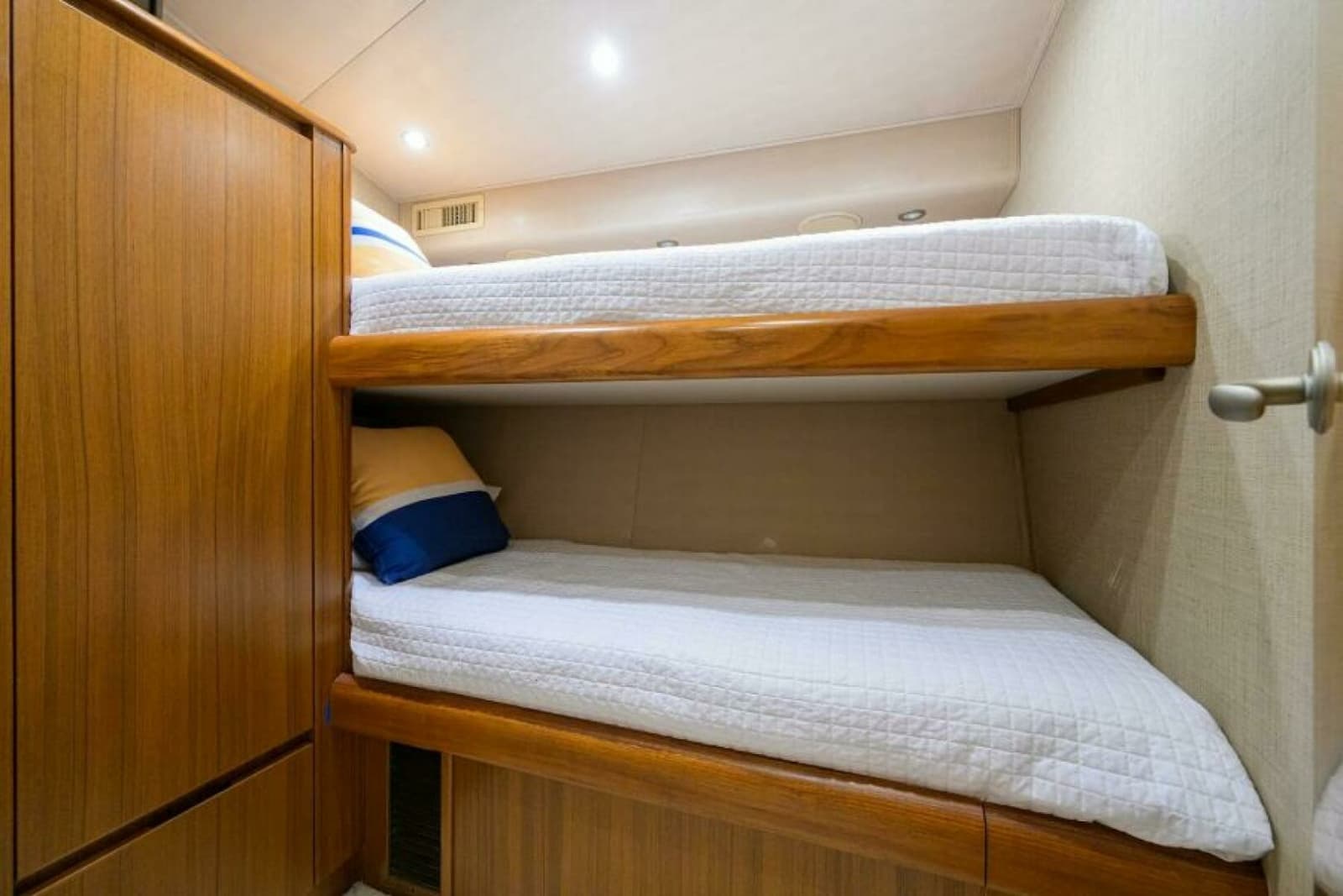 2008 Viking 60 Convertible - Photo 43
