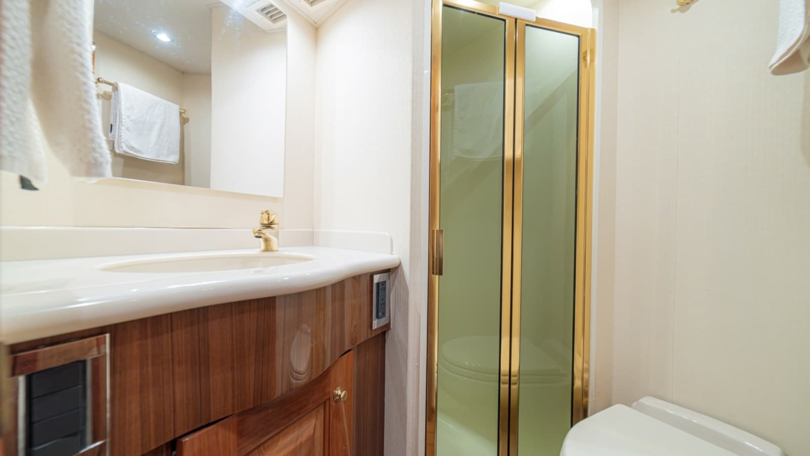 2005 Viking 61 Convertible - Photo 43
