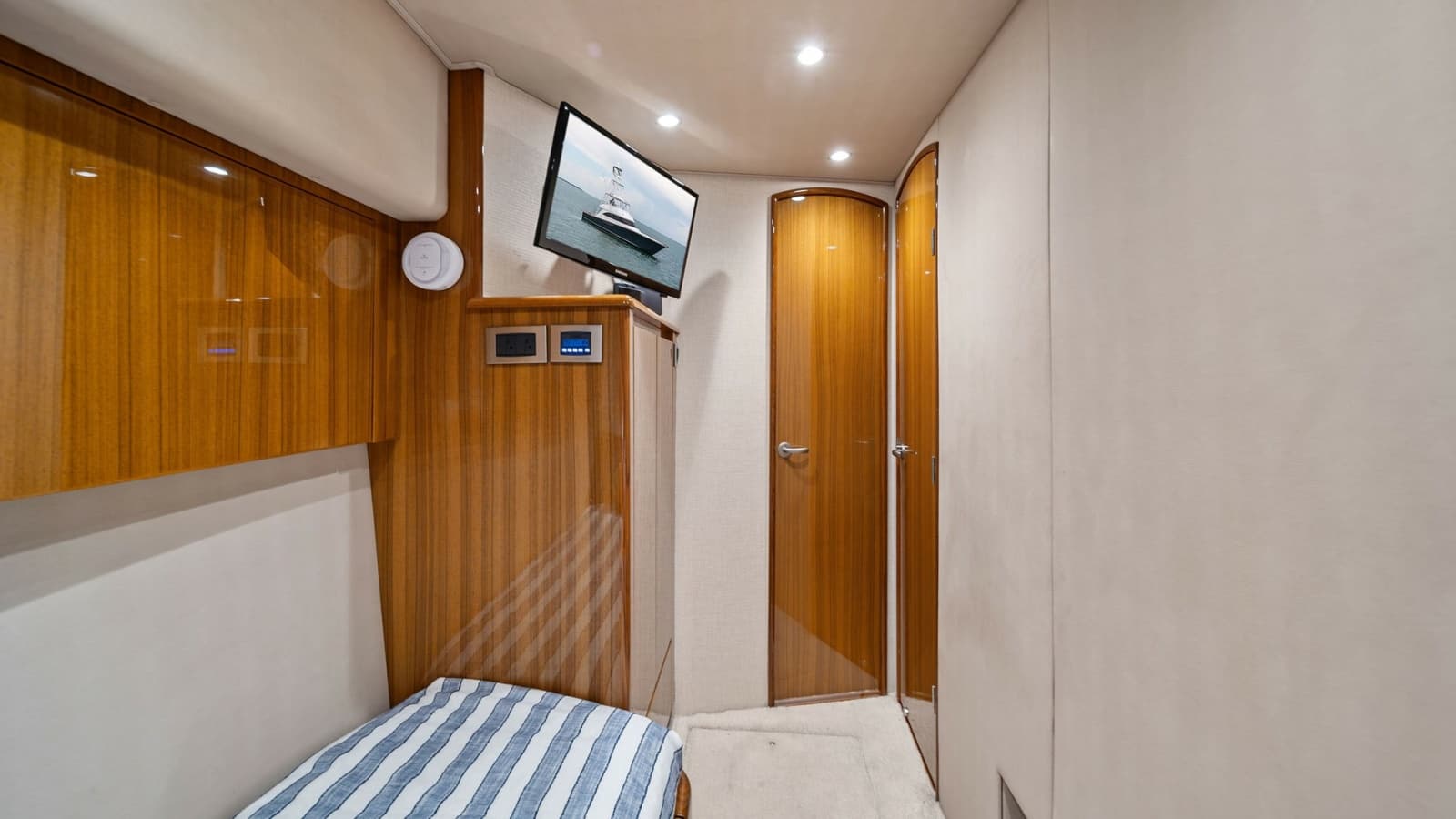 2015 Viking 55 Convertible - Photo 50