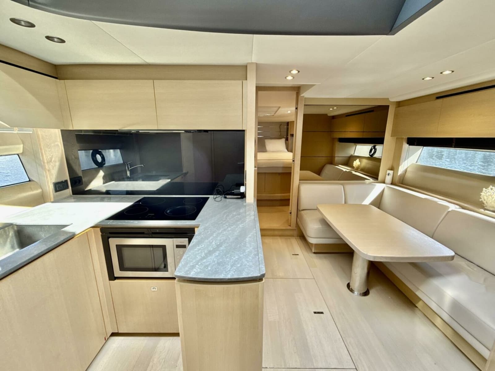 2017 Princess V58 - Photo 13