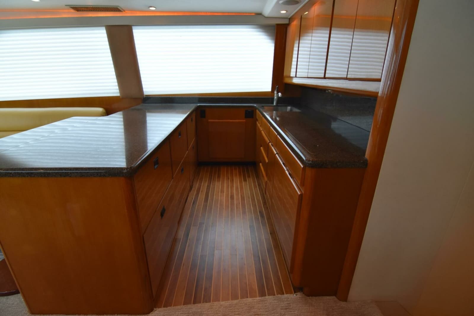 1999 Viking 58 Convertible - Photo 18