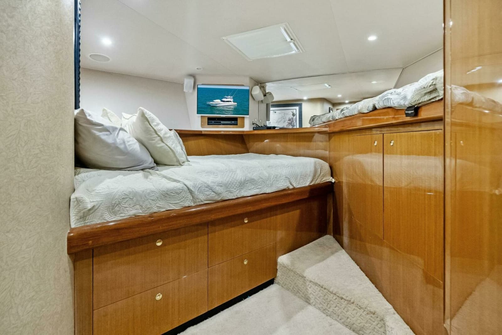 2002 Viking 65 Convertible - Photo 36