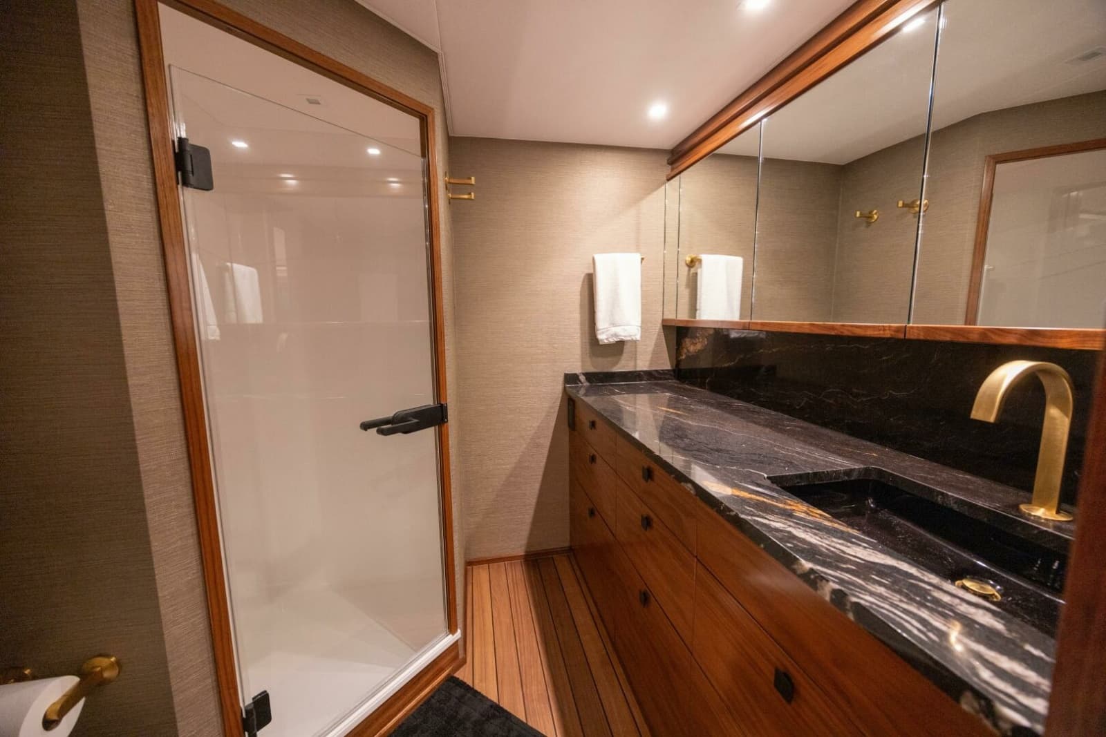 2025 Viking 82 Convertible - Photo 21