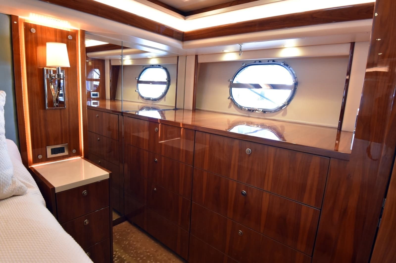 2019 Viking 80 Skybridge - Photo 67