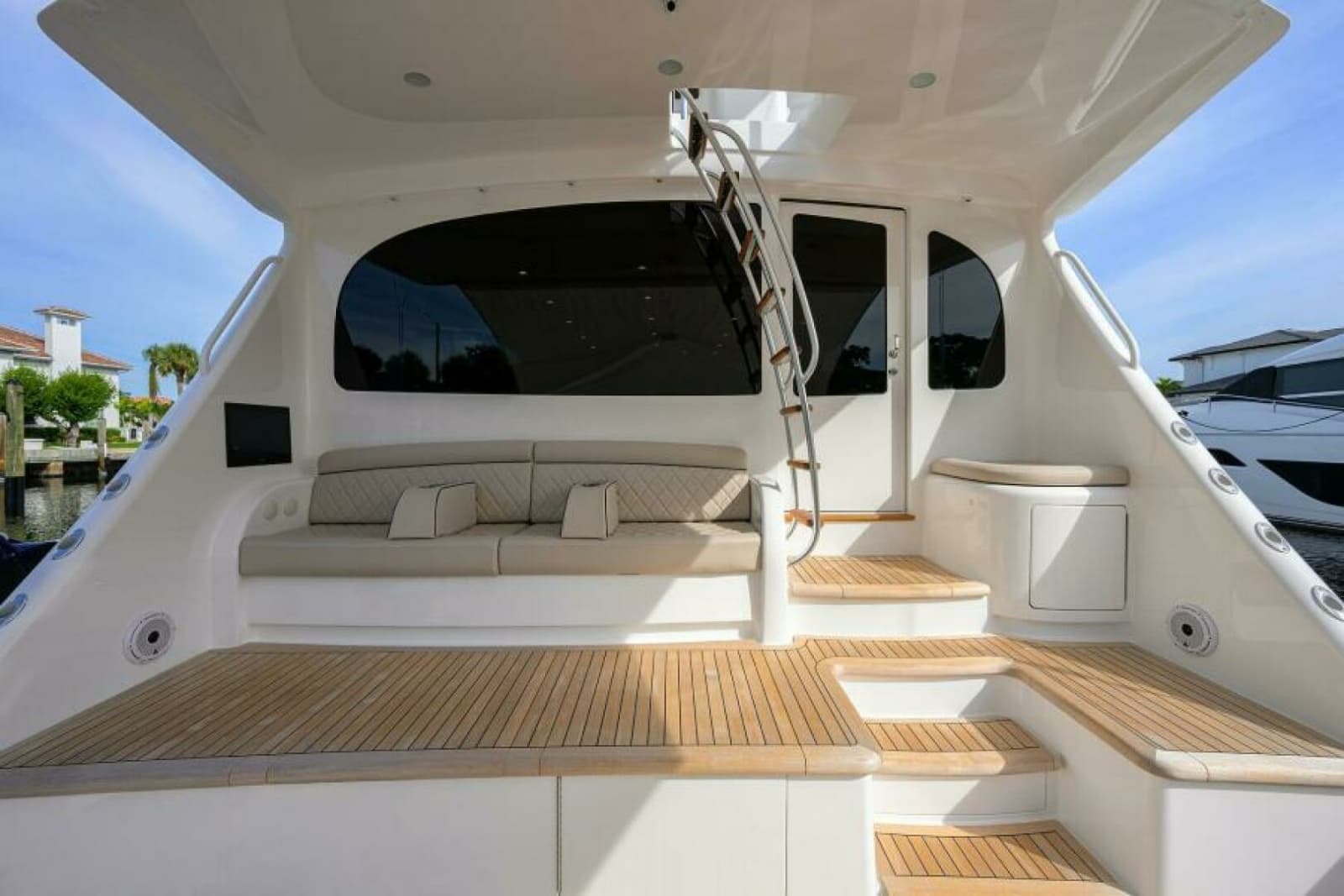 2024 Viking 80 Convertible - Photo 34